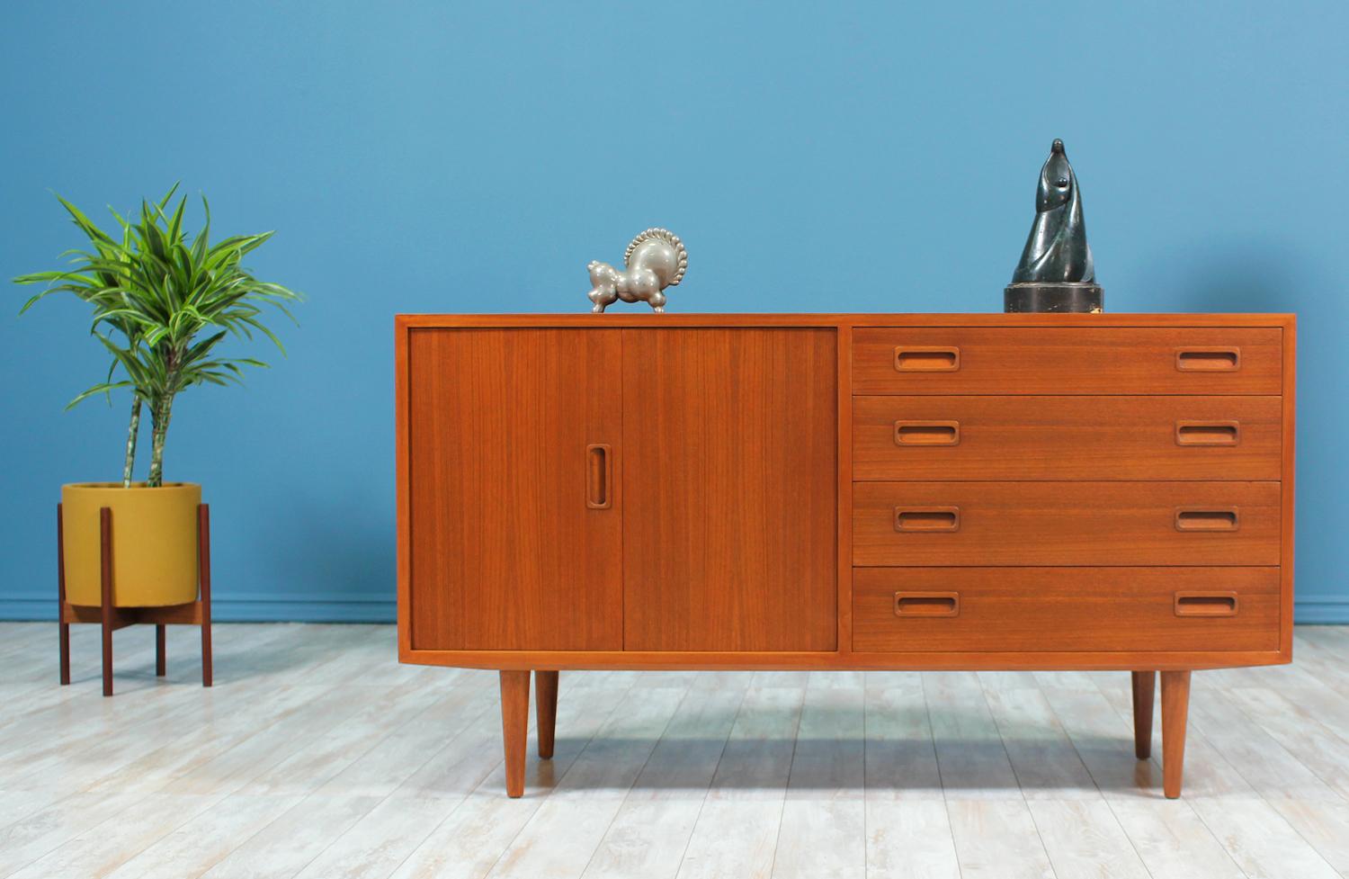 Designer: Carlo Jensen
Manufacturer: Hundevad & Co.
Country of origin: Denmark
Date of manufacture: 1960-1969
Materials: Teak wood, birch wood
Period style: Danish modern

Condition: Excellent
Extra conditions: Newly refinished
Dimensions: