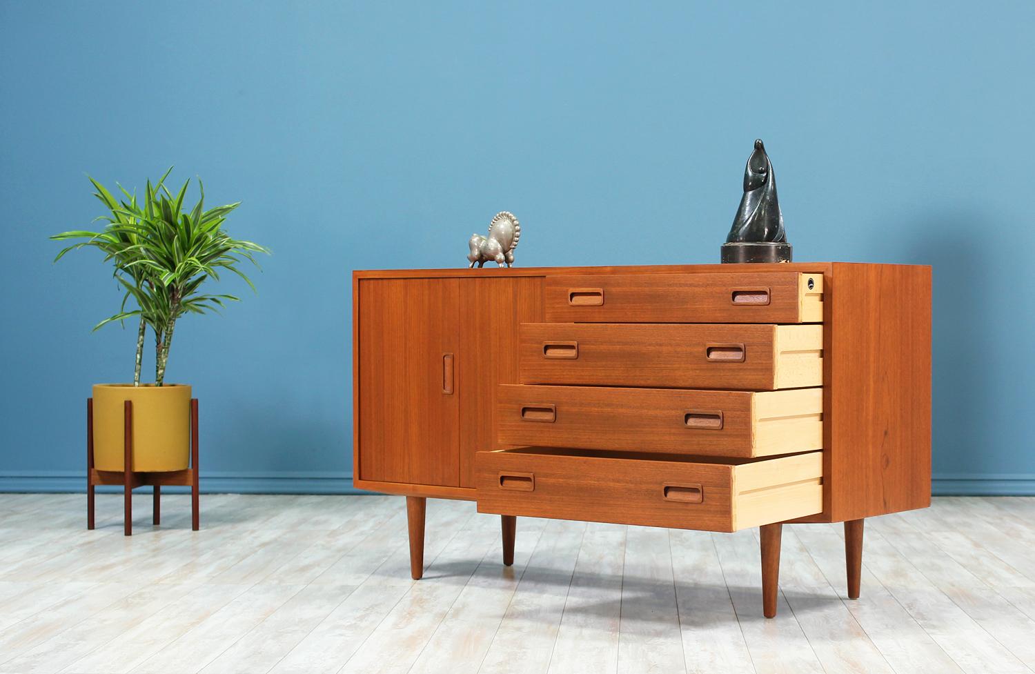 Carlo Jensen Teak Credenza with Bi-Folding Doors for Hundevad & Co In Excellent Condition In Los Angeles, CA