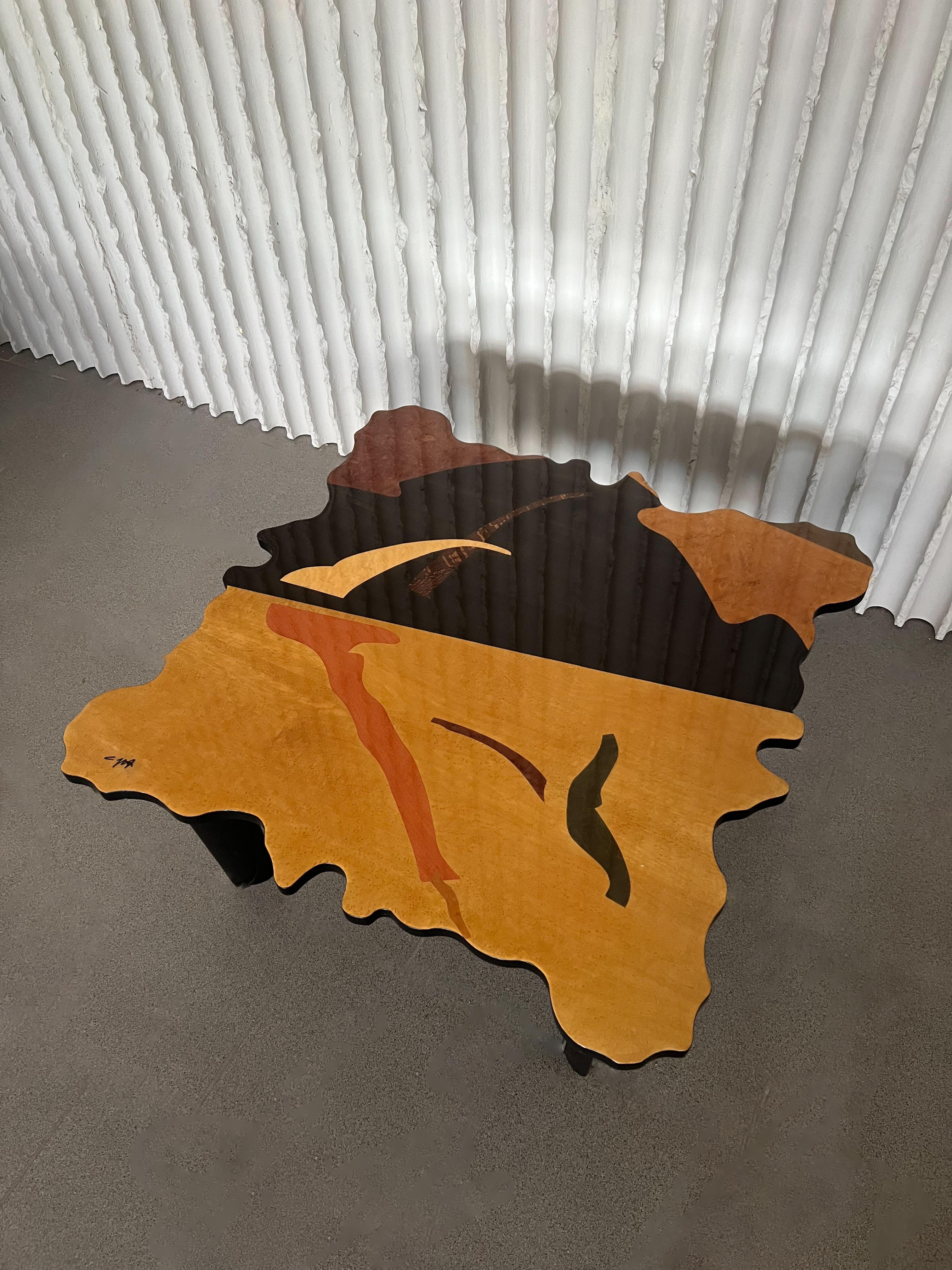 Transformez votre espace de vie avec cette extraordinaire table basse du designer italien Carlo Malnati, une œuvre de maître signée par l'artiste lui-même. Il ne s'agit pas d'une simple table, mais d'une pièce d'art contemporain à