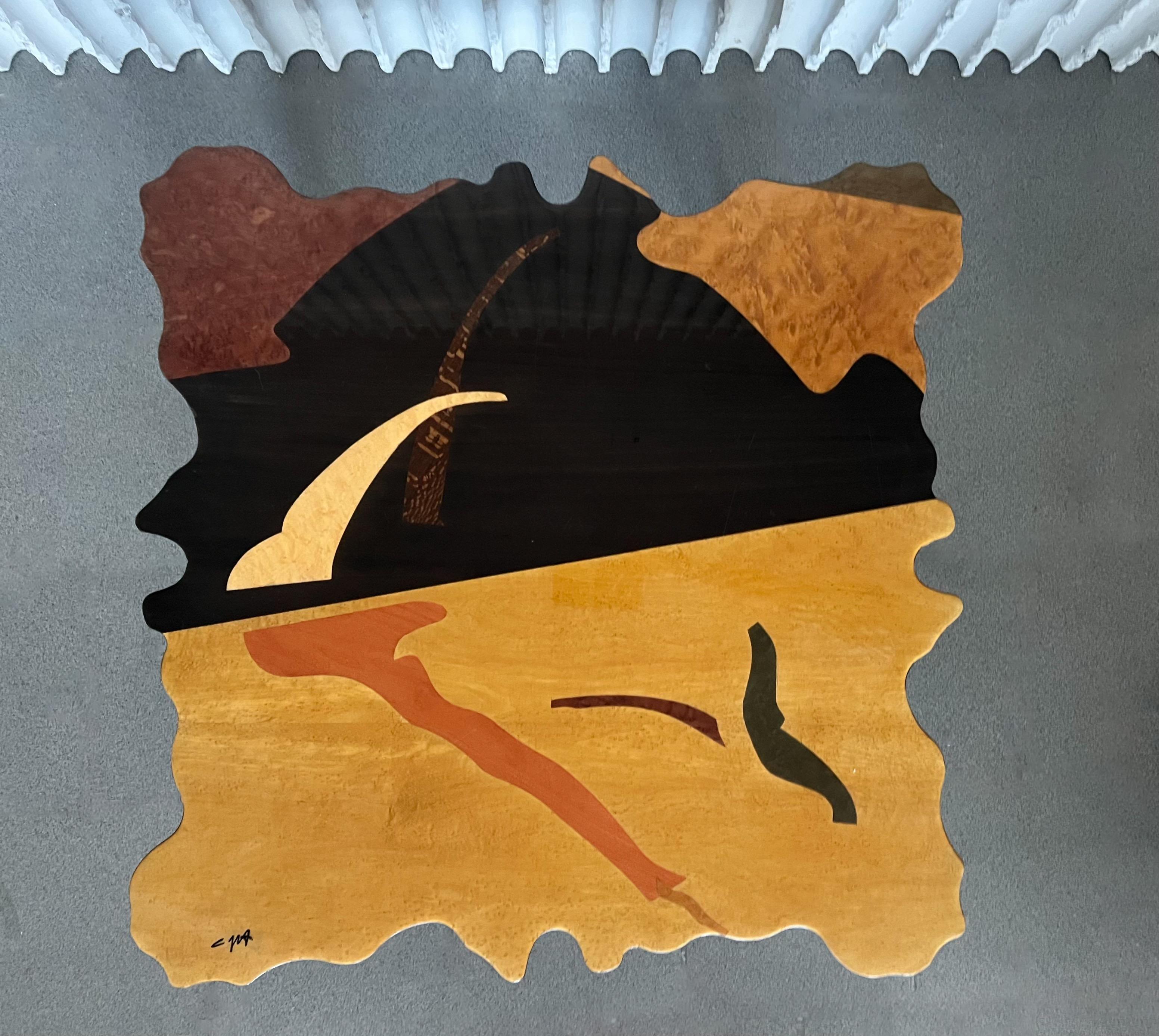 Postmoderne Table basse signée Carlo Malnati - Chef-d'œuvre sculptural en marqueterie de Wood en vente