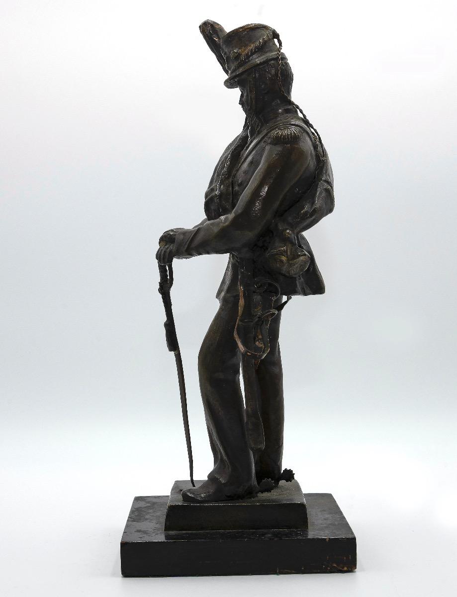 Italian Soldier is a beautiful bronze sculpture realized by the italian sculptor Carlo Marochetti (1805-1867).

The figure is similar to one of the soldiers of the equestrian monument of Re Carlo Alberto di Savoia realized in Turin by Carlo
