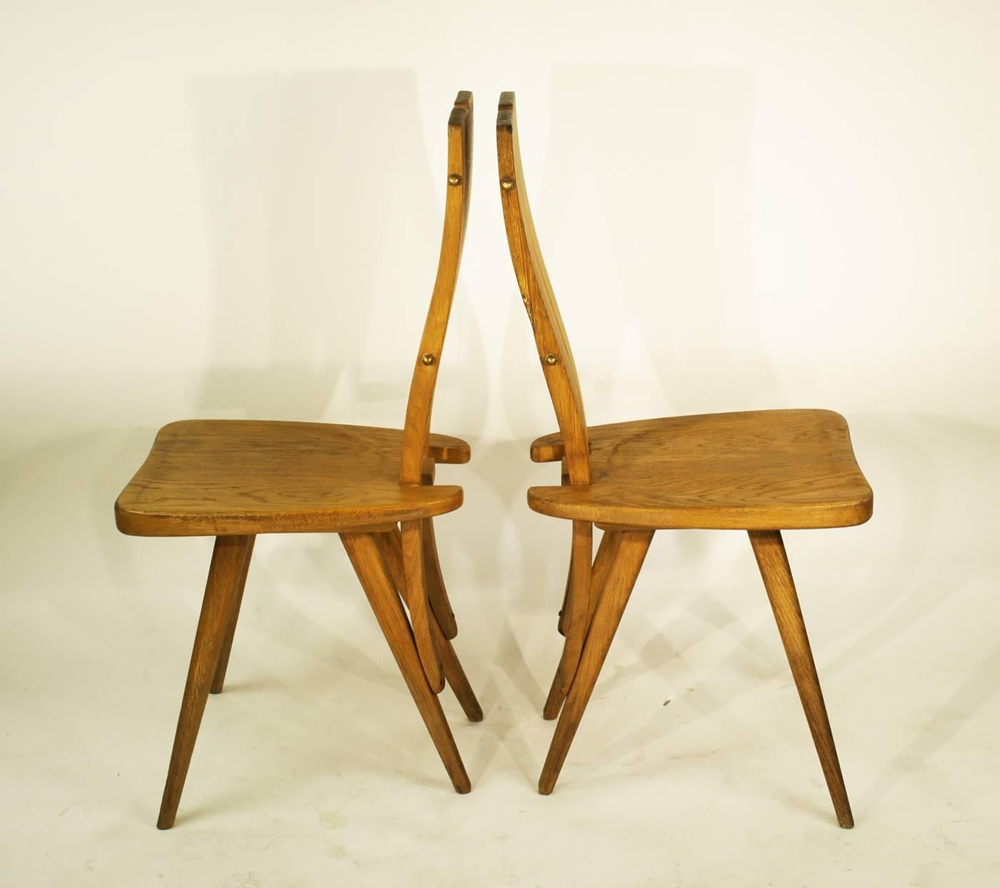 Impressionnante reproduction de la chaise de 1947 conçue à l'origine pour la Casa del Sole, Restorante Pavia, Cervinia par Carlo Mollino.
Ces chaises sont un chef-d'œuvre sculptural, fabriqué à la machine et affiné à la main pour obtenir une