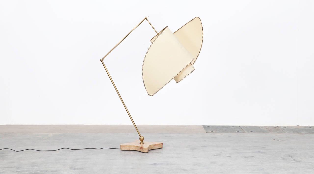 Le design de ce lampadaire réglable a été créé par Carlo Mollino en 1947. Cette réédition a été réalisée en 2016 par la Galleria Colombari. Abat-jour en parchemin soutenu par un bras en laiton sur une base en marbre poli. La lampe peut pivoter à 360