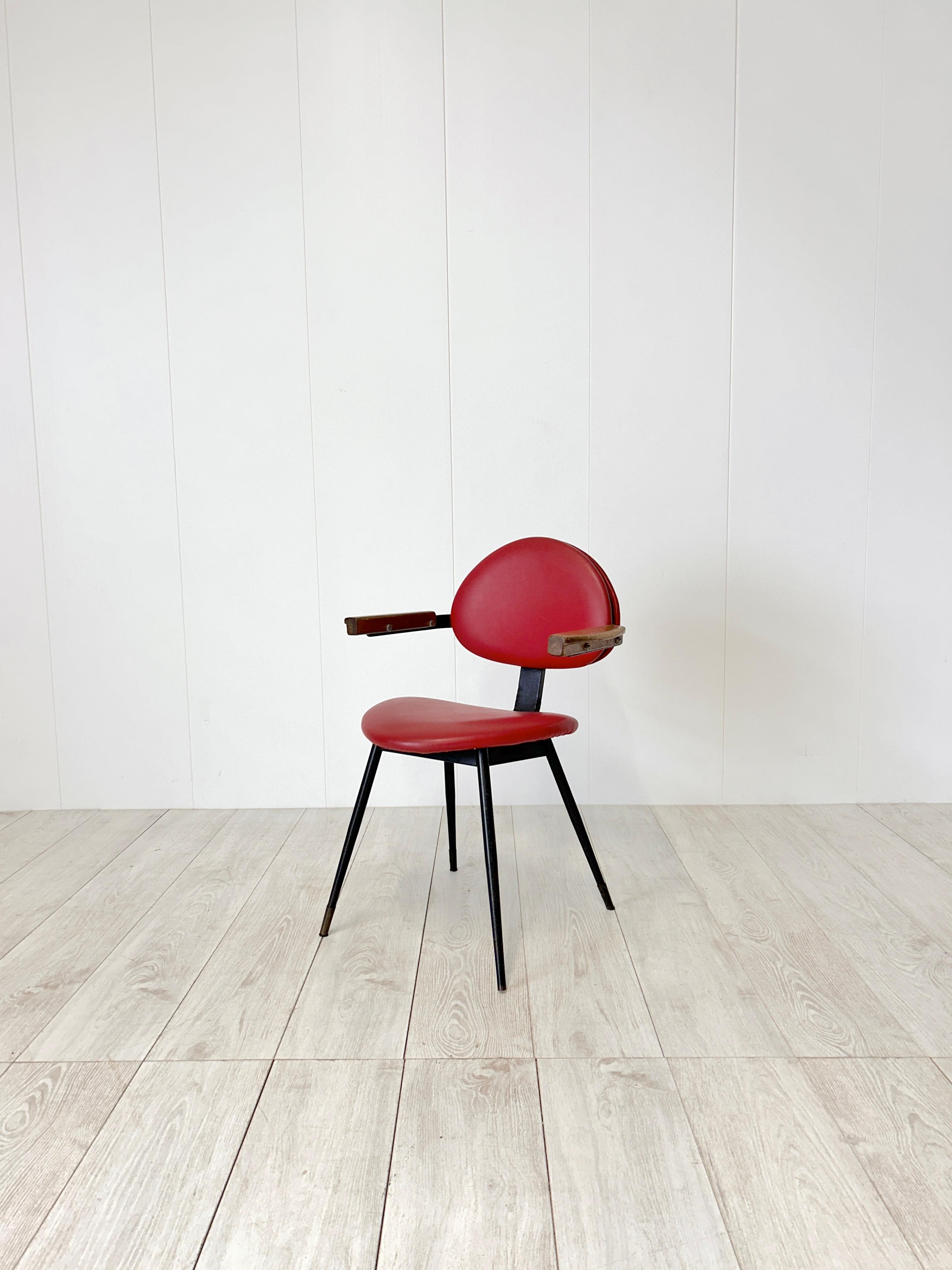 Rara sedia con struttura in ferro laccato, ottone, legno e rivestimento in skai.
Modello creato per la sala da ballo Lutrario di Torino nel 1959
Il Lutrario, nella sua attuale collocazione, nasce come cinema e deve il suo nome al proprietario