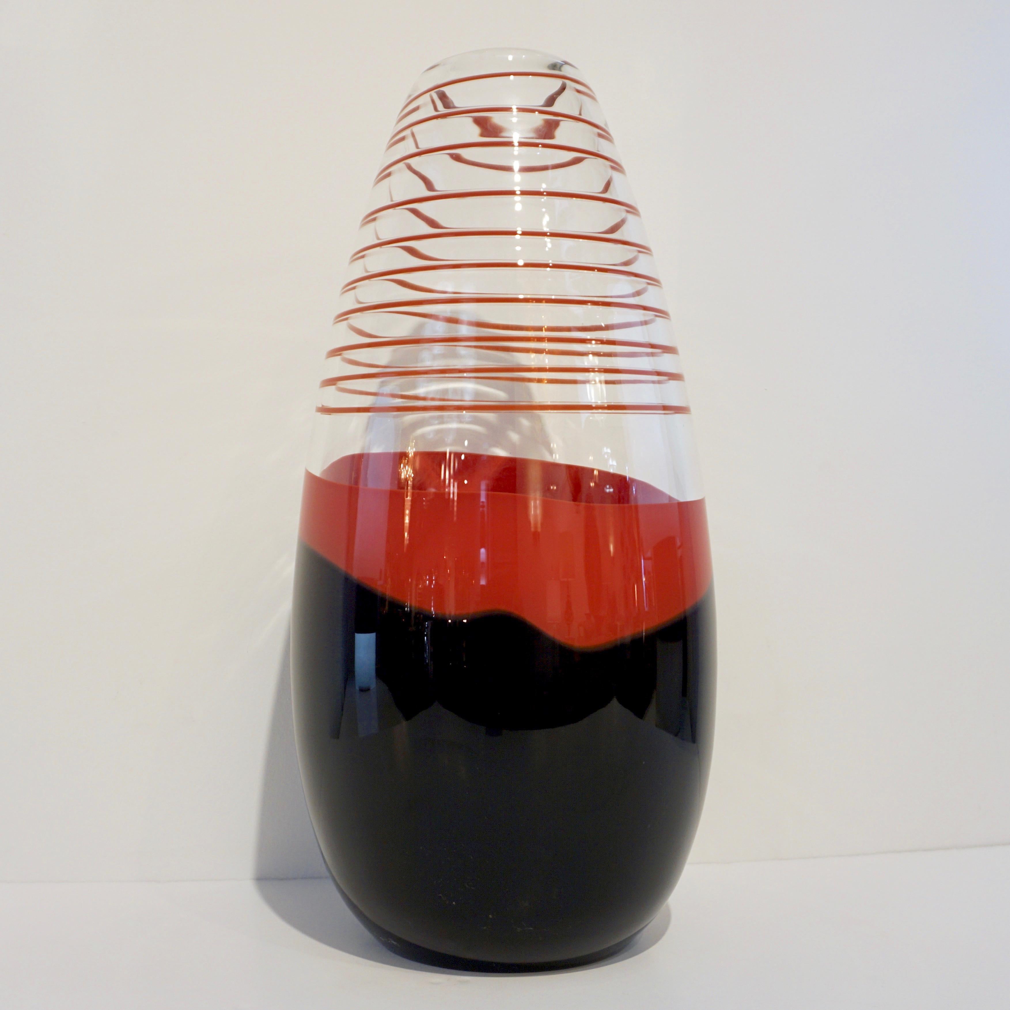 Carlo Moretti 1980s Italian Vintage Black Coral Red Crystal Murano Glass Vase In Good Condition In New York, NY