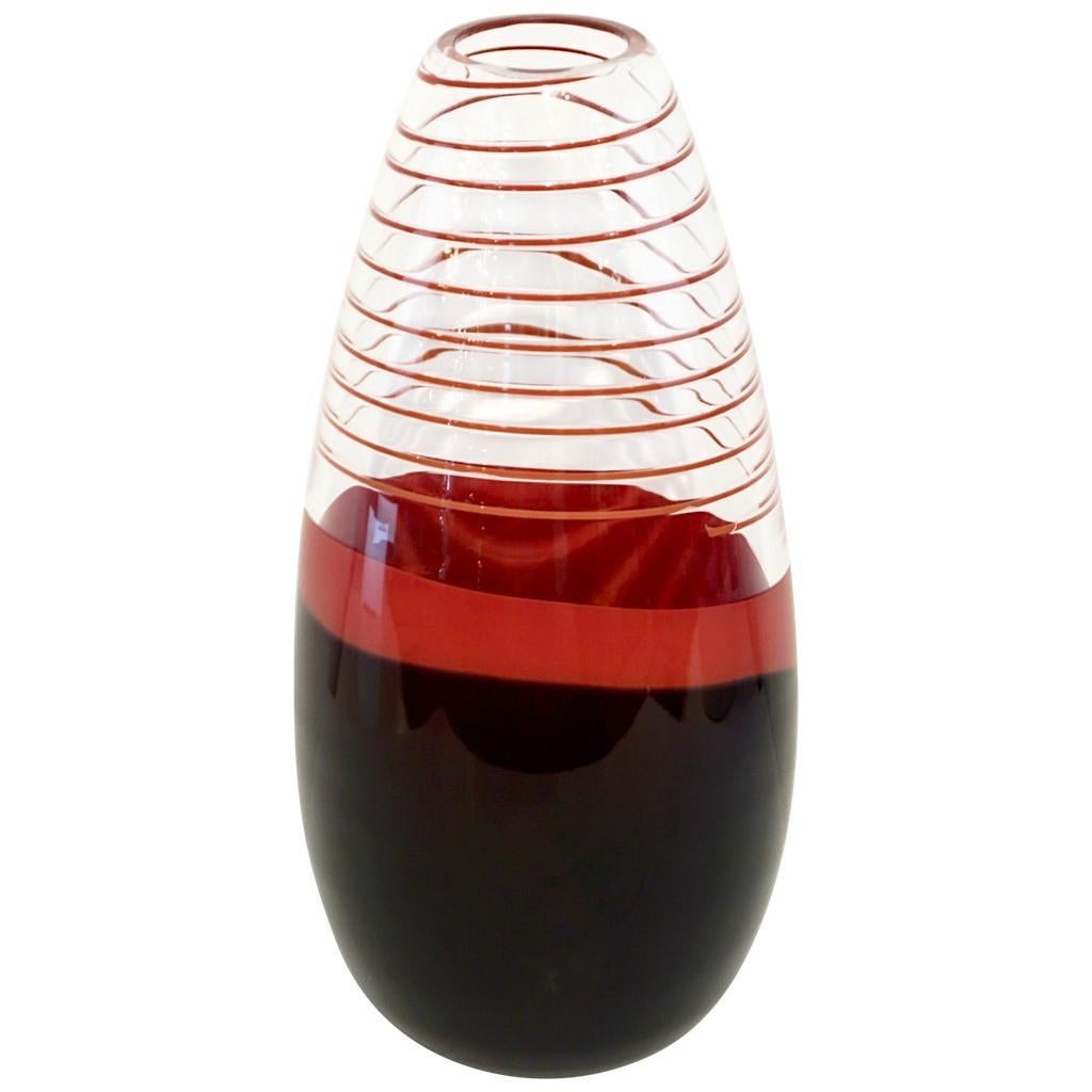 Organic sculpture vase in blown Murano art glass signed Carlo Moretti, with Postmodern abstract decor, luxurious quality of glass, the bottom in solid black surmounted, with the incalmo technique, by a crystal clear body worked with a coral orange