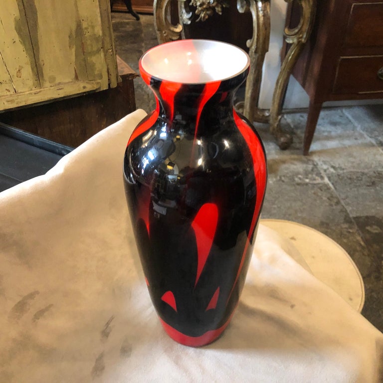 Italian 1970s Carlo Moretti Mid-Century Modern Red and Black Opaline Vase For Sale
