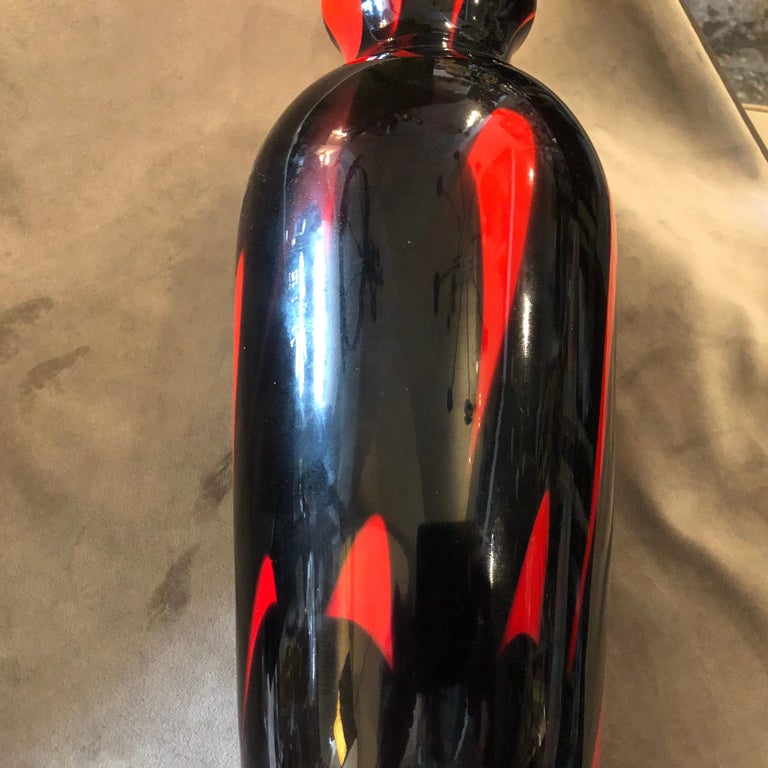 1970s Carlo Moretti Mid-Century Modern Red and Black Opaline Vase In Excellent Condition For Sale In Aci Castello, IT