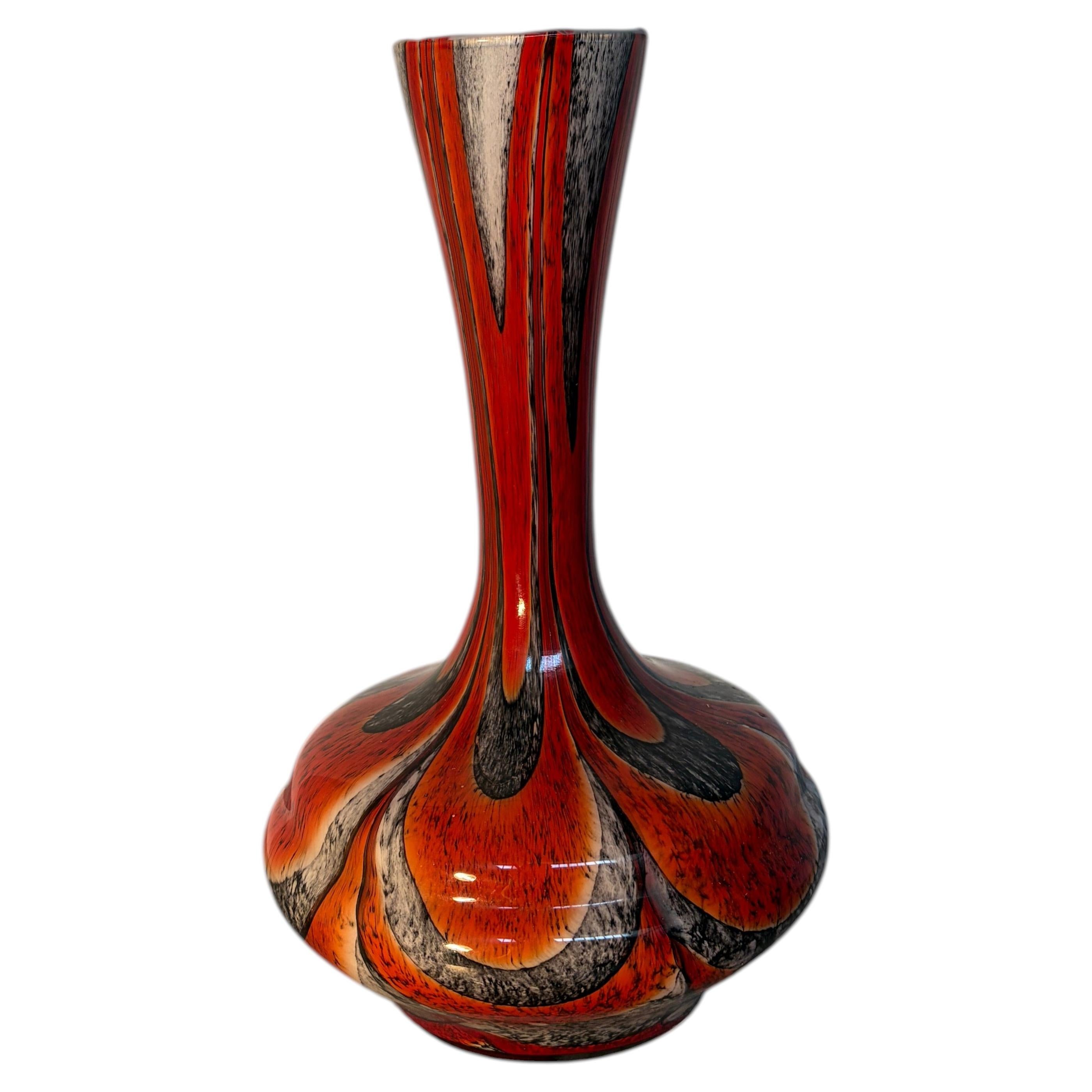 Jarrón de cristal artístico de Murano, atribuido a Carlo Moretti, en rojo y negro, con motivos de llamas