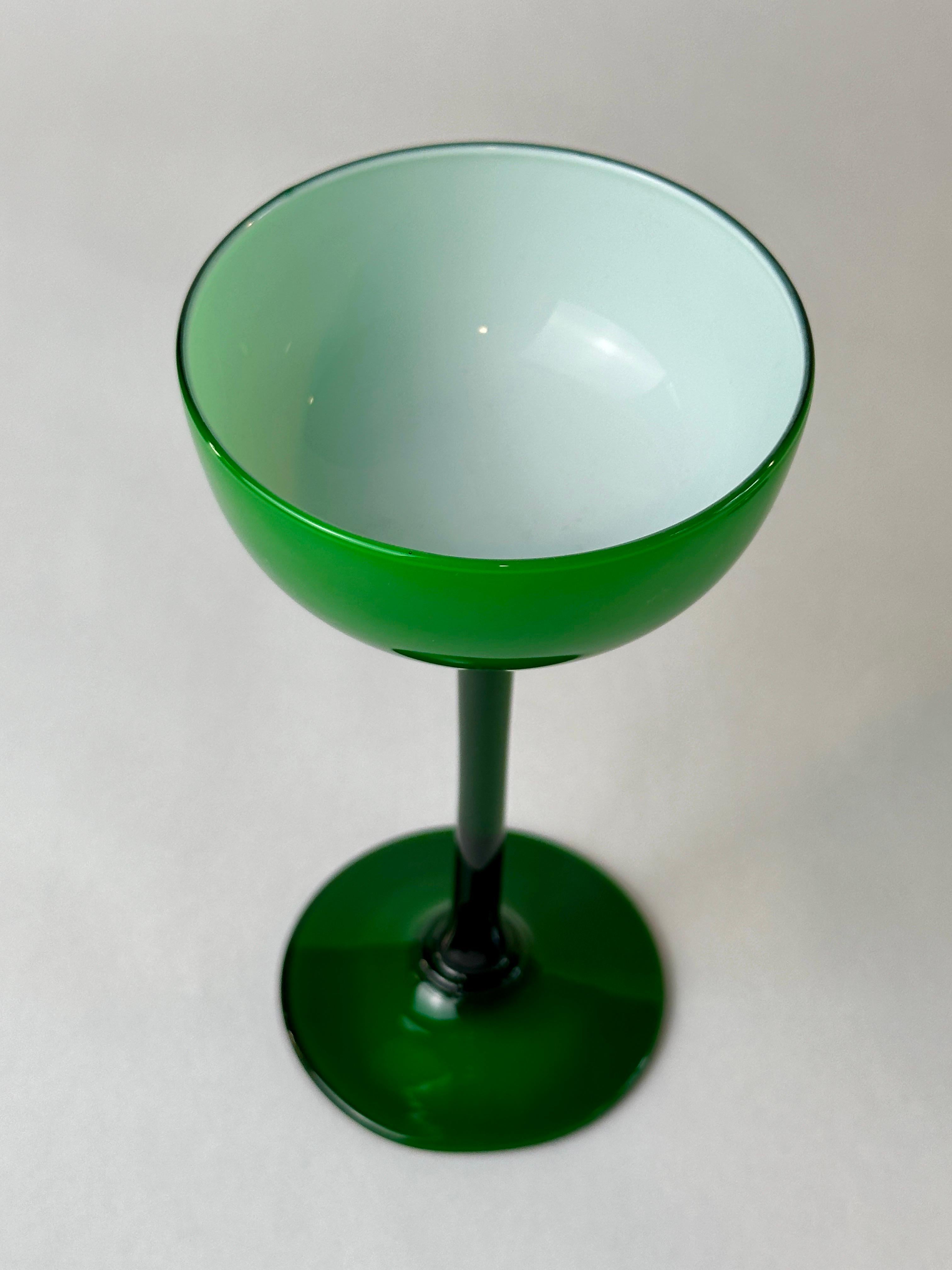 Juego de 4 copas de champán de tallo largo verde esmeralda con estuche, Carlo Moretti siglo XX en venta