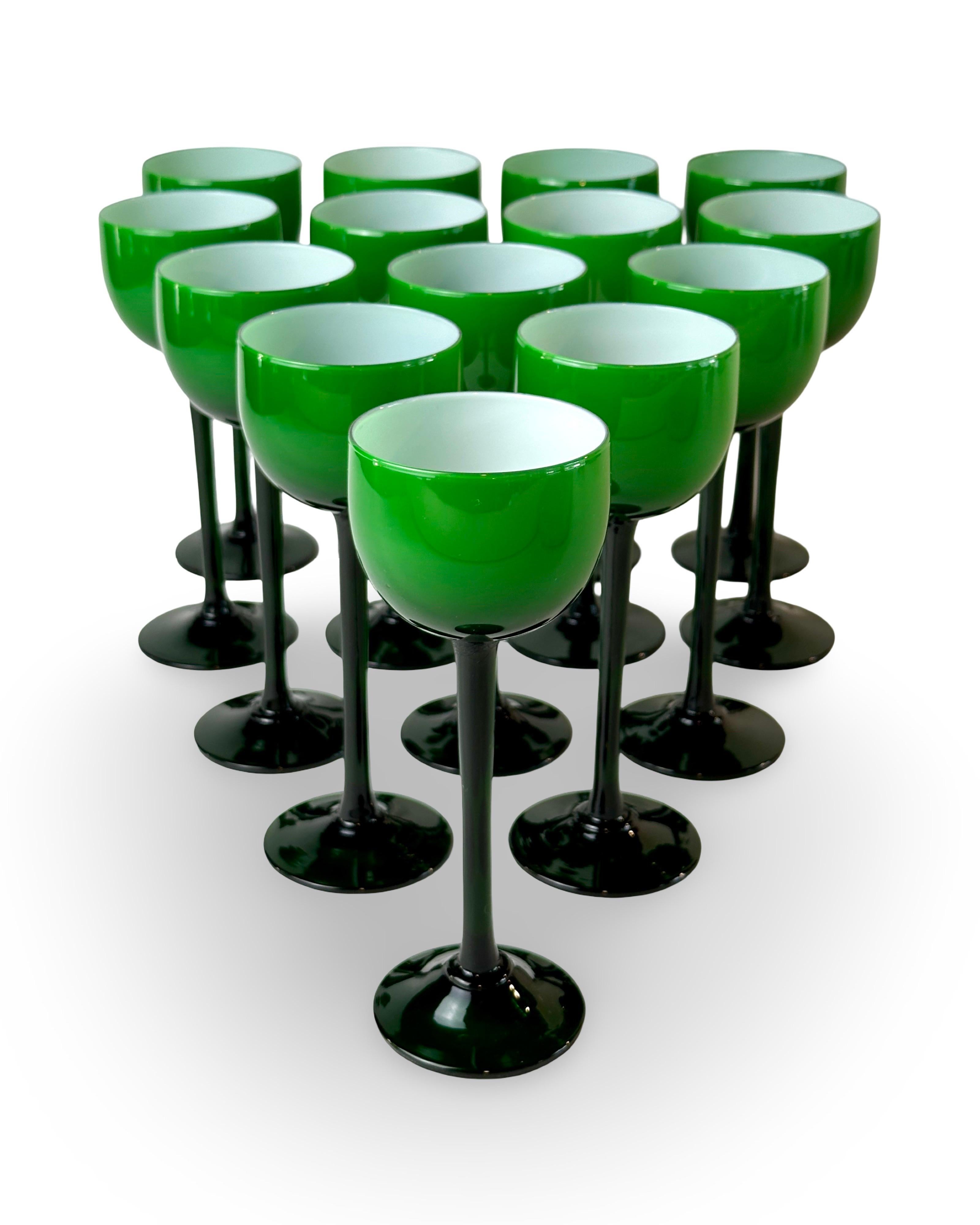 Verres à cocktail, à liqueur ou à cordial vert émeraude dans un coffret de Carlo Moretti. 

Verres italiens à long pied de l'artisan Carlo Moretti, ensemble de 14 pièces