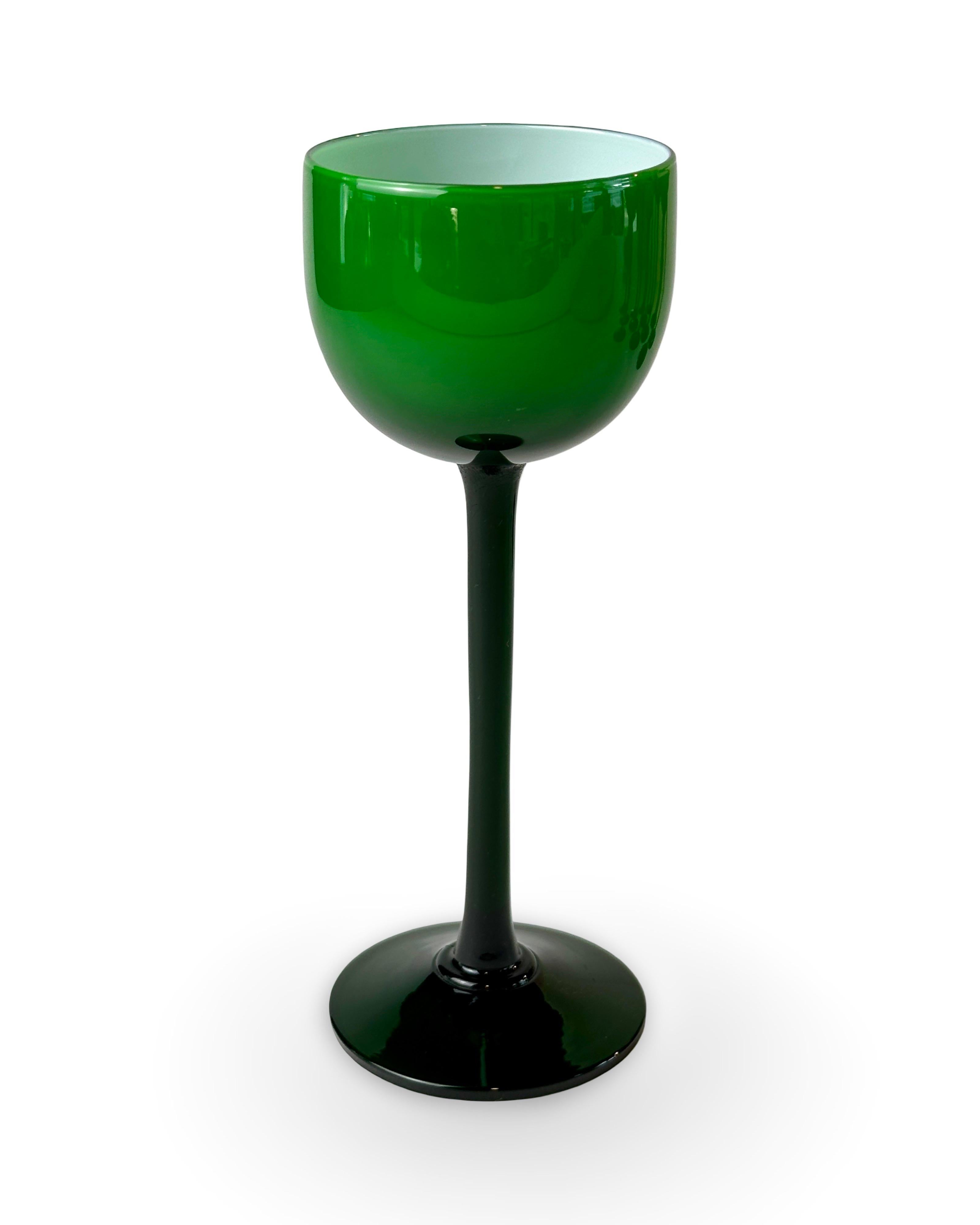 Moderne Verres à cocktail ou à liqueur vert émeraude avec caisson Carlo Moretti, lot de 14 en vente