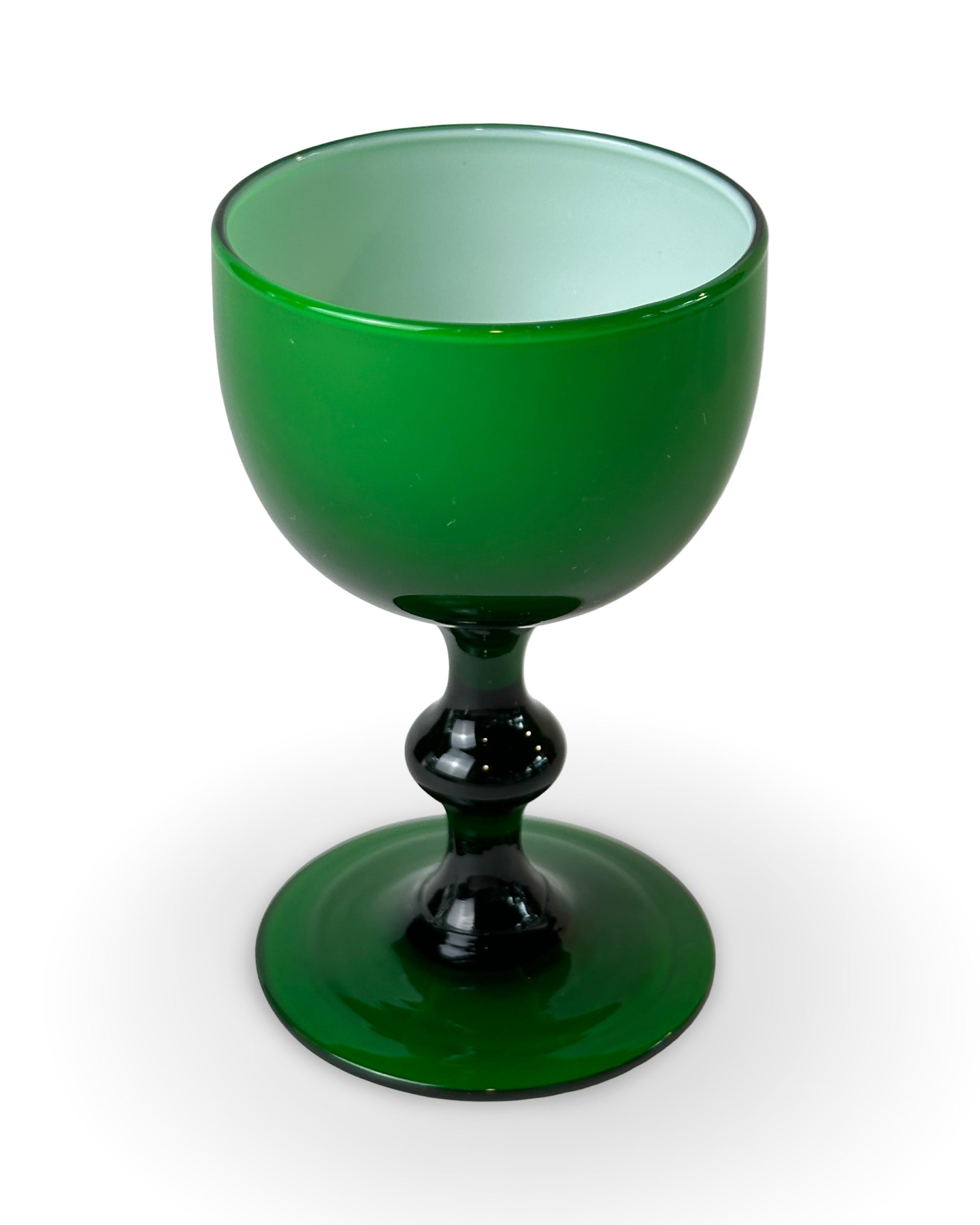 SET OF 10 Carlo Moretti Cased Emerald Green Cordial or Liquor Glassware, Set of 10 only.

*Un total de 22 verres à liqueur sont disponibles, comme le montre la vidéo de cette annonce. Voir l'autre liste pour acheter les 12 verres assortis
