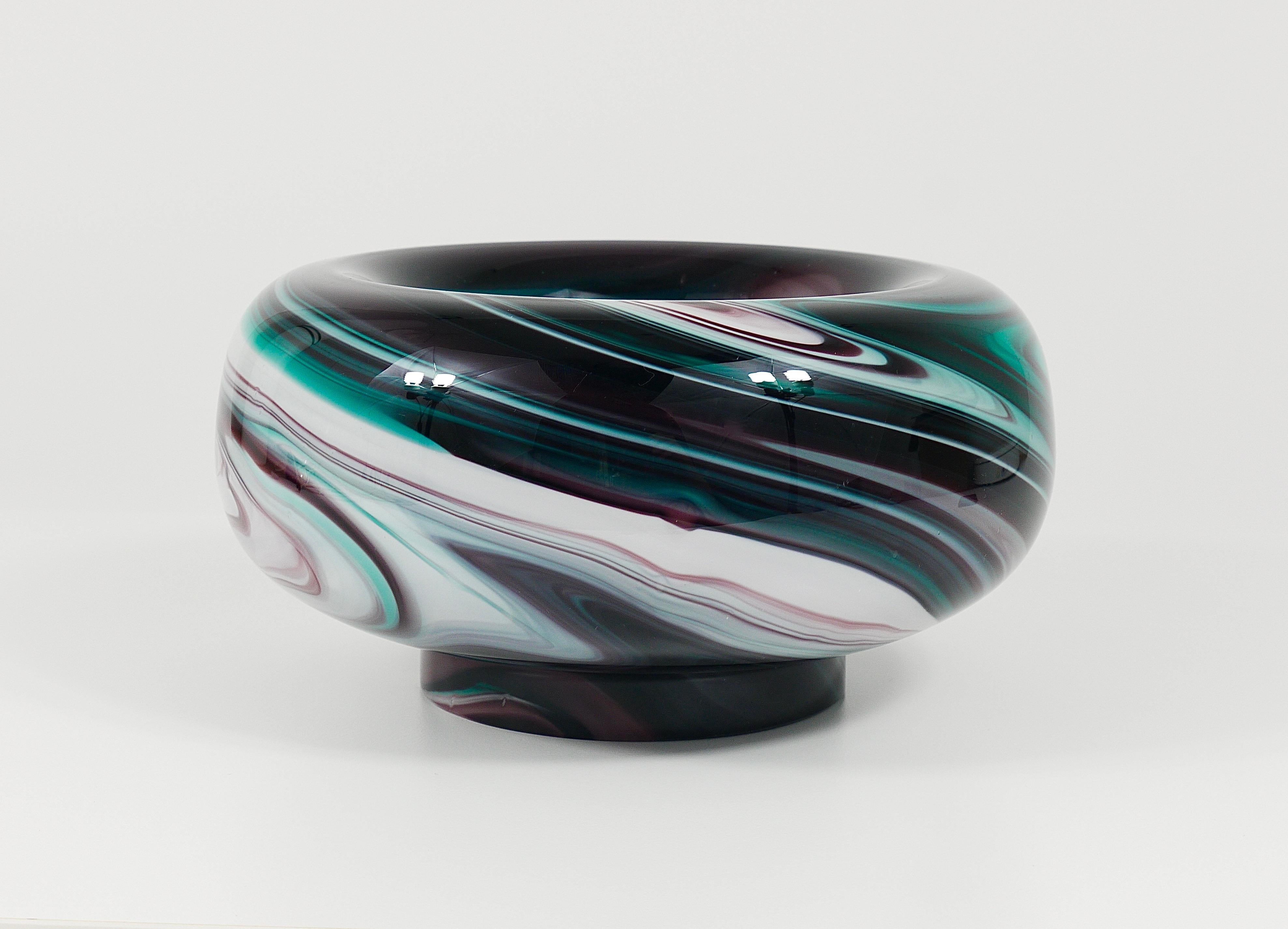 Gran cuenco o vide poche / bandeja de bolsillo de cristal artístico de Murano, fabricado a mano en Italia por Carlo Moretti a principios de la década de 1960. Fabricada en Murano/Venecia, esta pieza presenta una forma inusual y elegante. Soplado a