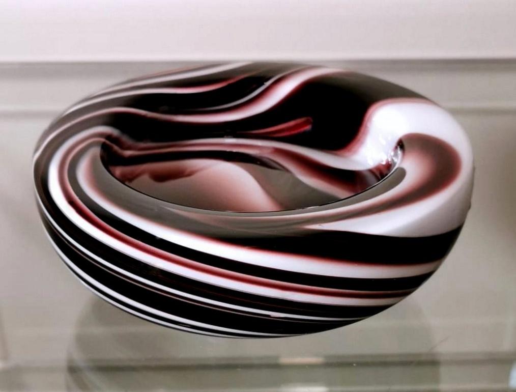 We kindly suggest you read the whole description, because with it we try to give you detailed technical and historical information to guarantee the authenticity of our objects. Valuable ashtray with a simple and linear shape in colored opaline