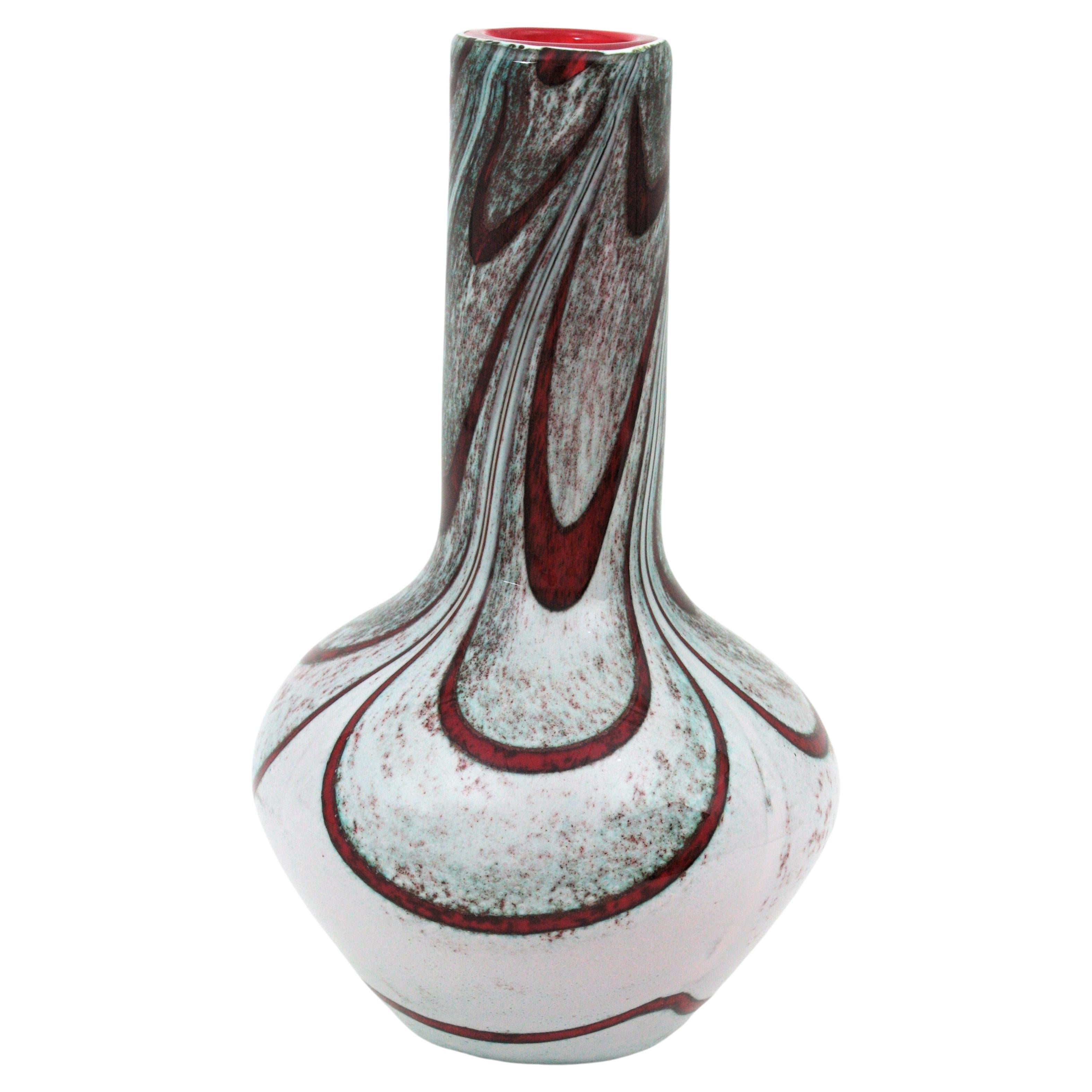 Magnifique vase en verre Opaline marbré en verre blanc, rouge, gris et bleu. Attribué à Carlo Moretti et fabriqué par Opaline Florence. Italie, années 1960.
Un design élégant. Verre blanc opalin sur la partie extérieure avec des bandes en verre