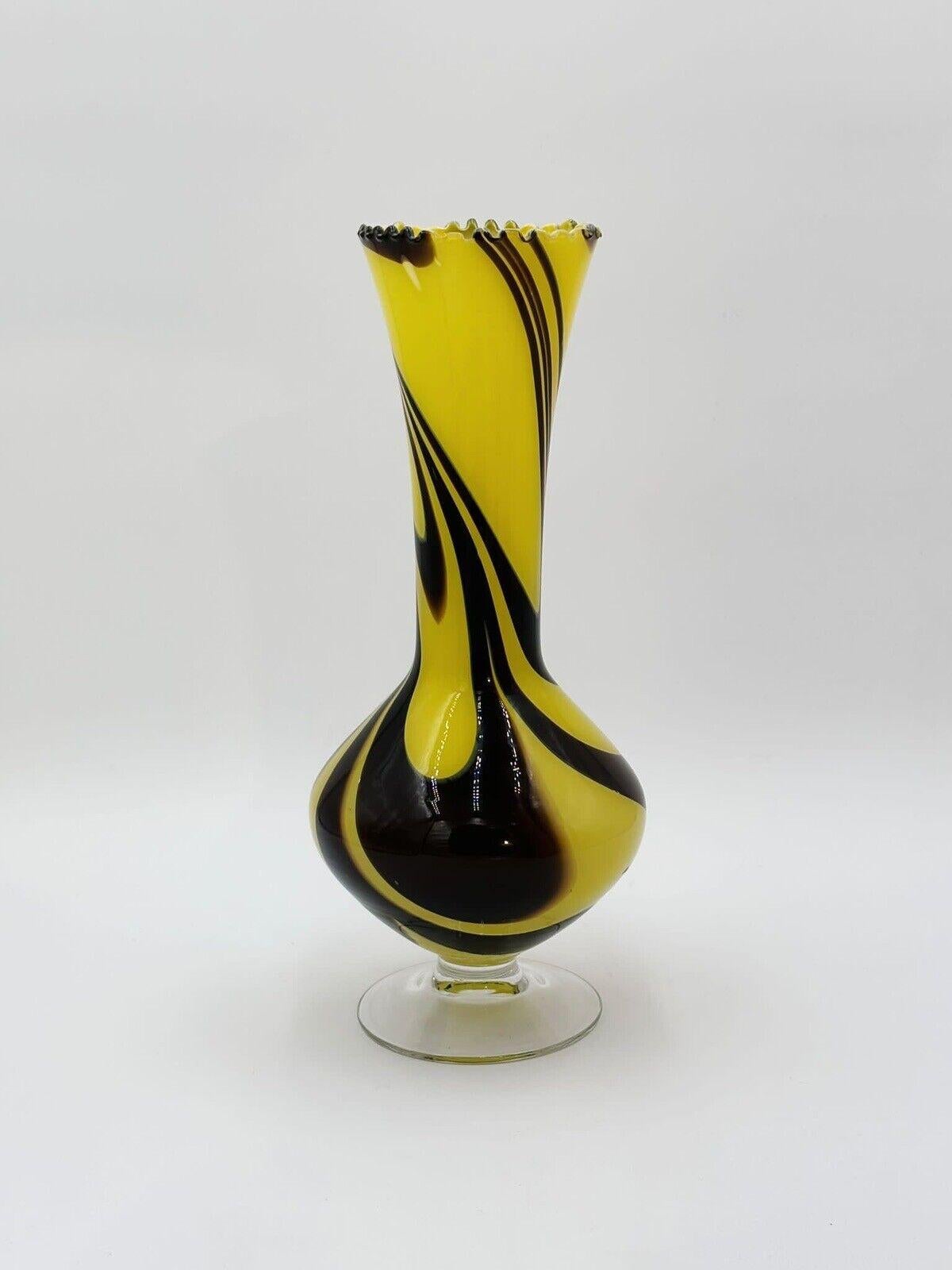 Vi presentiamo un colorato vaso in vetro di Murano dal design caratteristico degli anni '70 di Carlo Moretti.

Un complemento d'arredo capace di rendere unici e originali i vostri ambienti.



Altezza 35 cm




L'articolo è in ottime condizioni