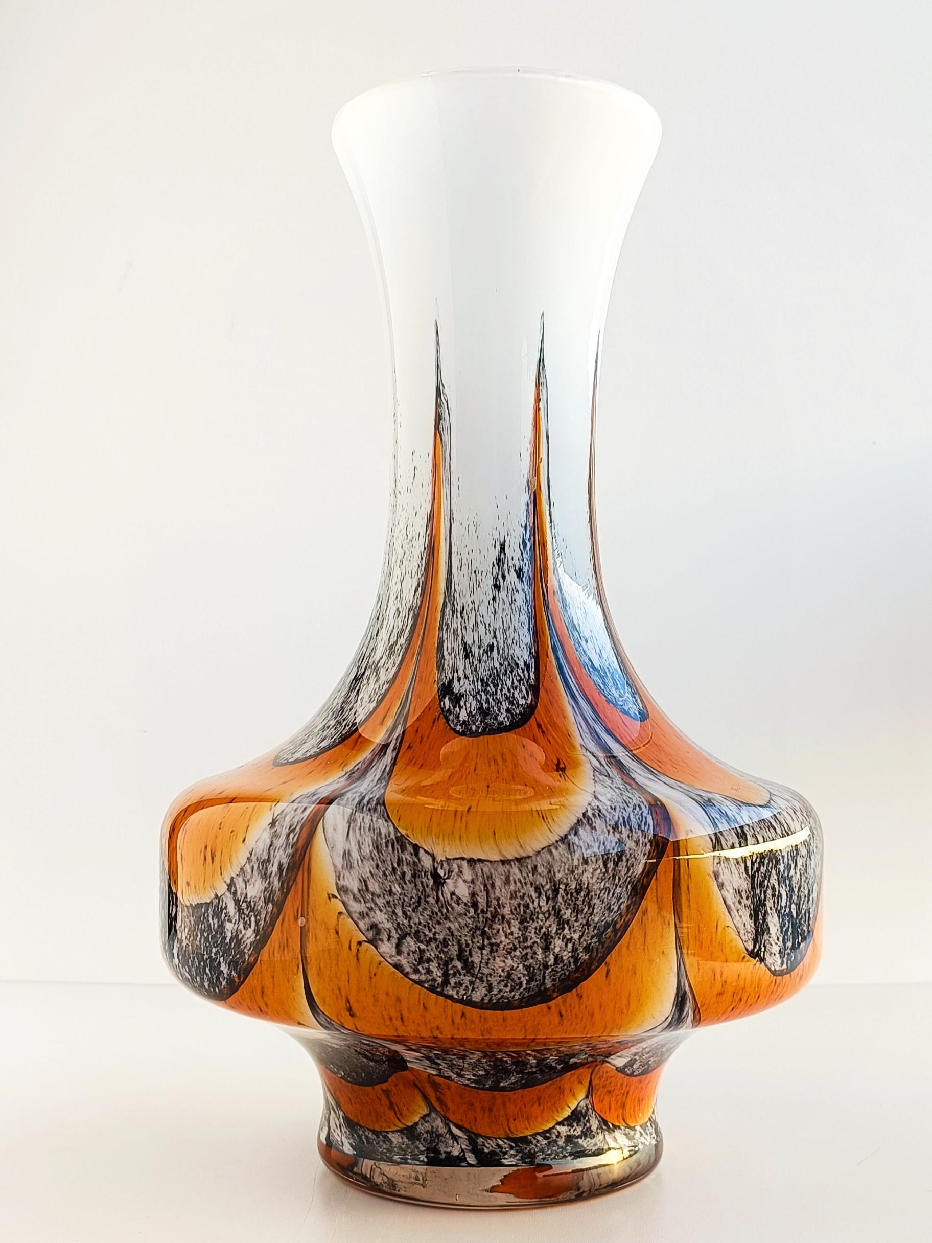 Vintage Mid Century Carlo Moretti Opaline Florence Glass Vase, Italy, 1960sVi In Excellent Condition In VALENCIA, ES
