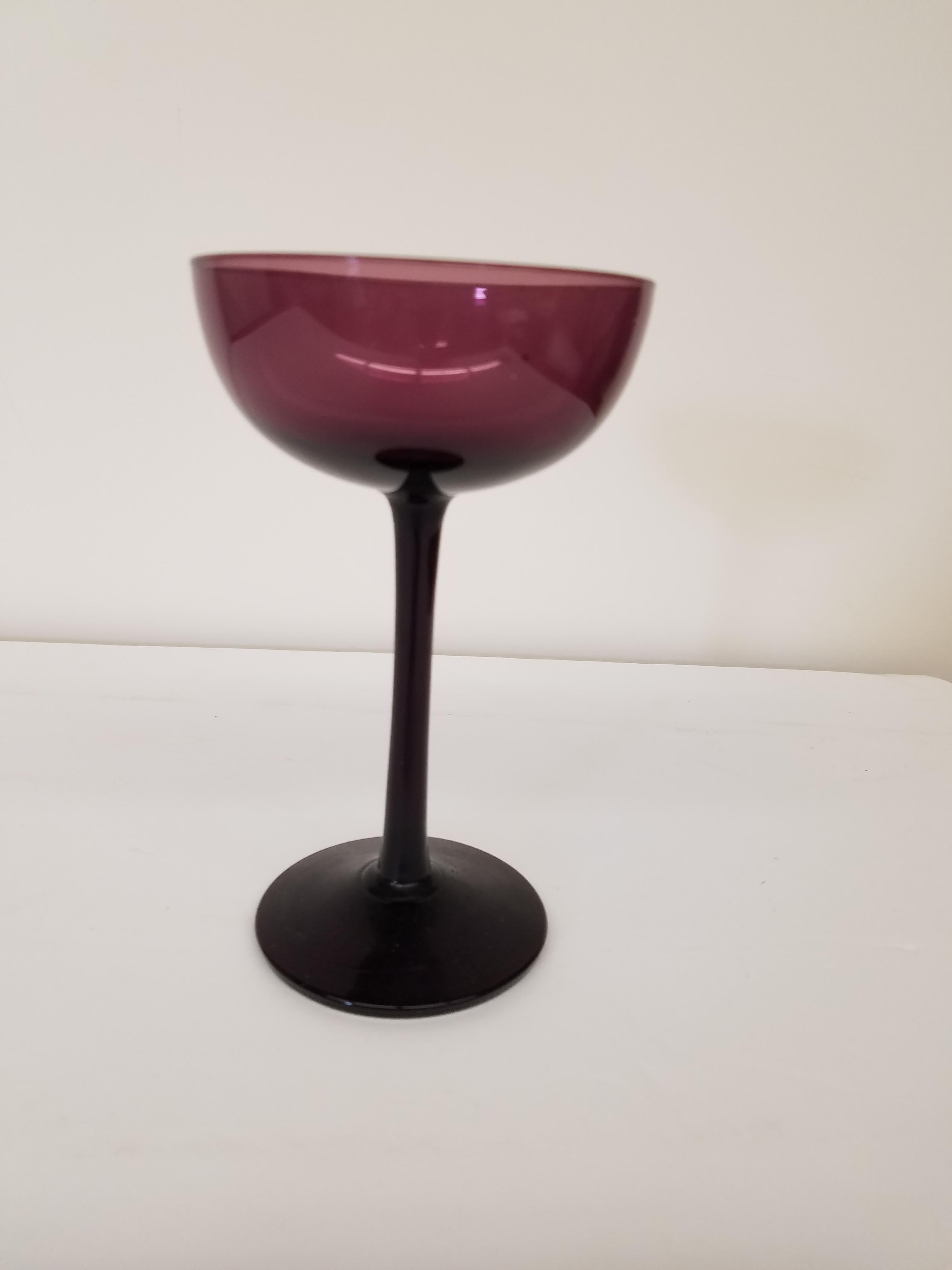 A set of 10 amethyst champagne coupes designed by Carlo Moretti. Chic Italian Mid-Century Modern form.
Set of 10, 1960s.
Measures: 3.75 W x 6