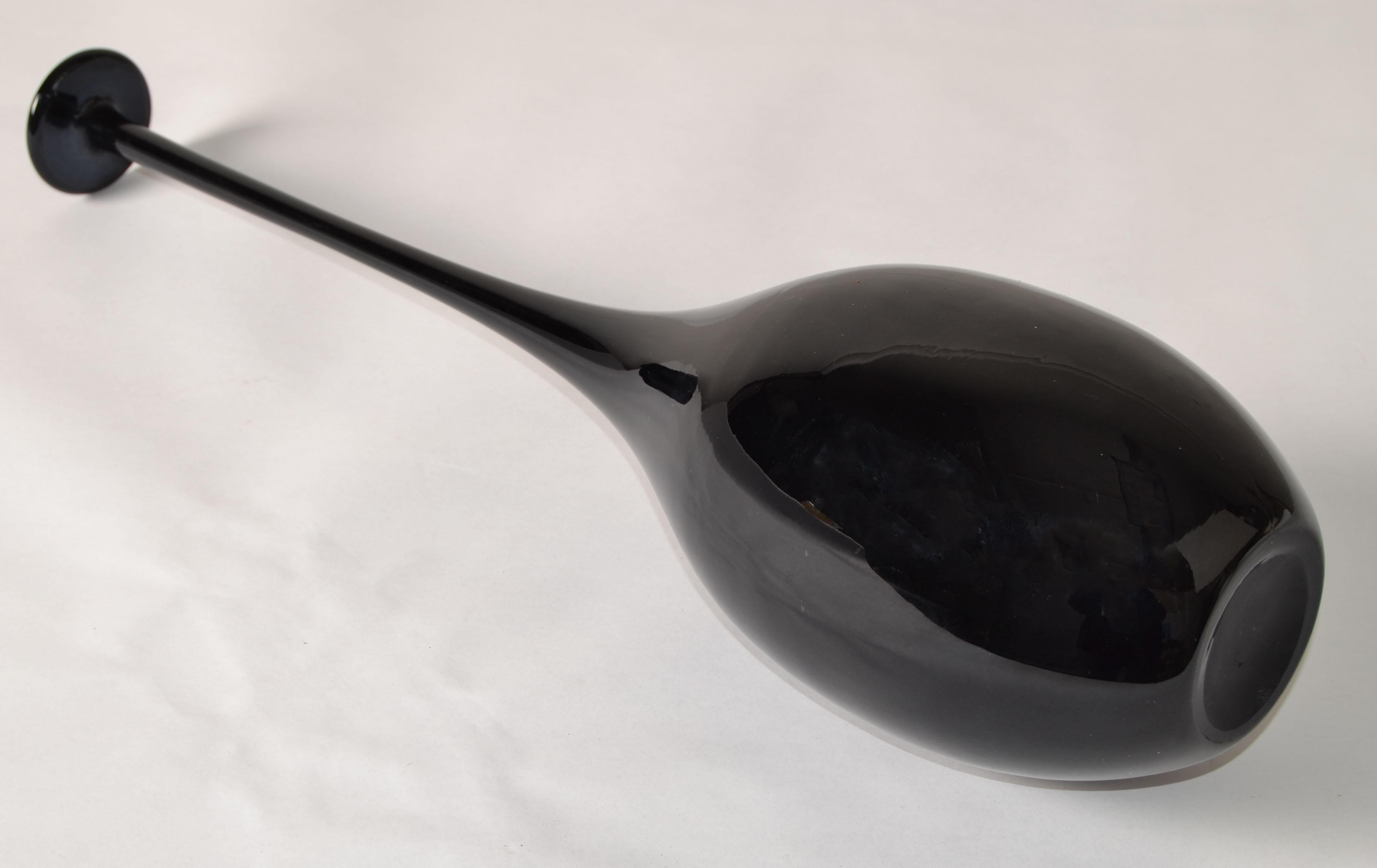Vaso a bocciolo in vetro artistico soffiato blu scuro in stile Carlo Moretti, metà del secolo scorso. in vendita 3