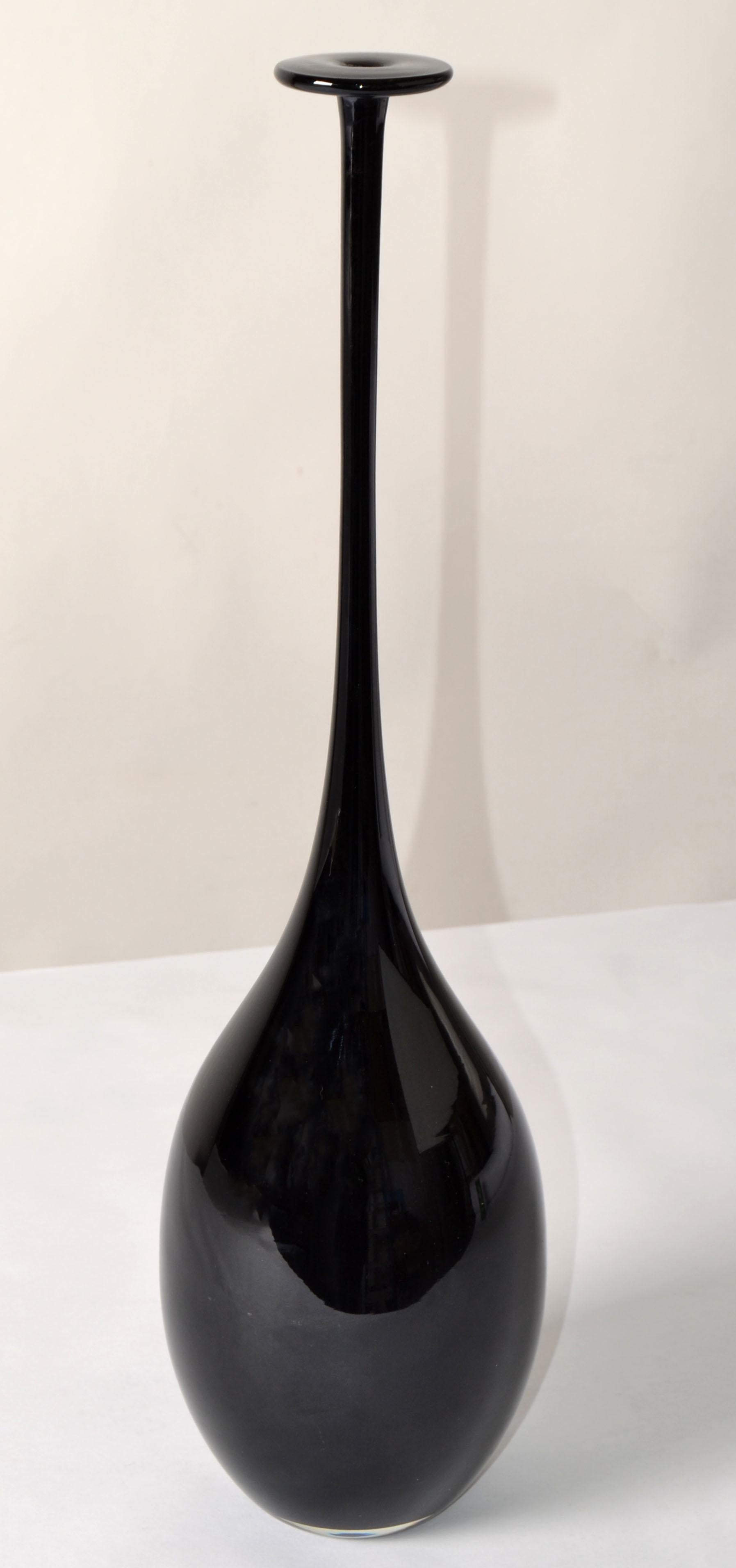 Vaso di gemme in vetro soffiato in stile Carlo Moretti, di colore blu scuro.
Un design molto bello e pulito.
Misure:
Diametro superiore: 2 pollici.
Diametro del nucleo: 5 pollici.
Misure dell'apertura: 0.38 pollici.

A-461-335