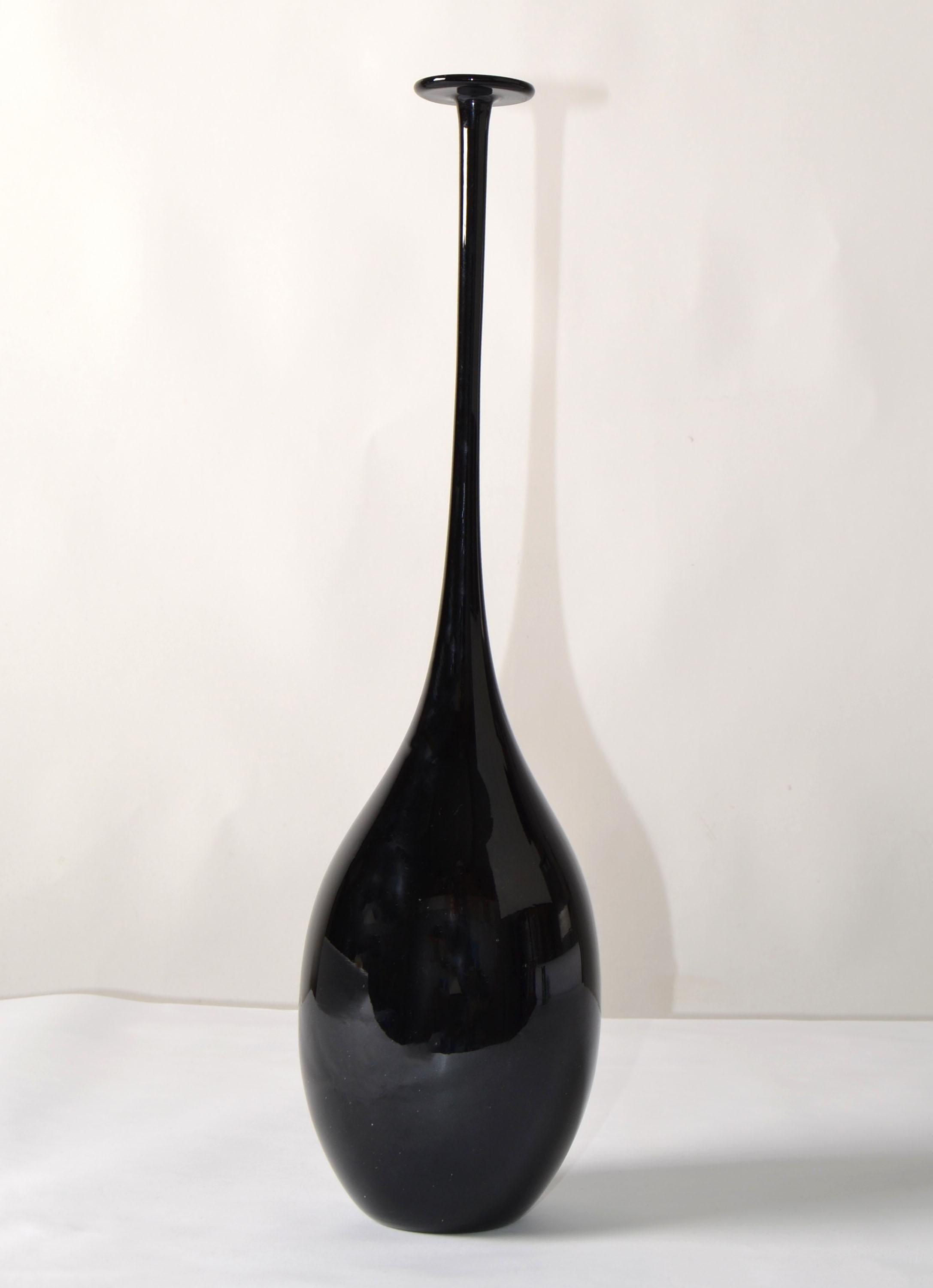 Mid-Century moderno Vaso a bocciolo in vetro artistico soffiato blu scuro in stile Carlo Moretti, metà del secolo scorso. in vendita