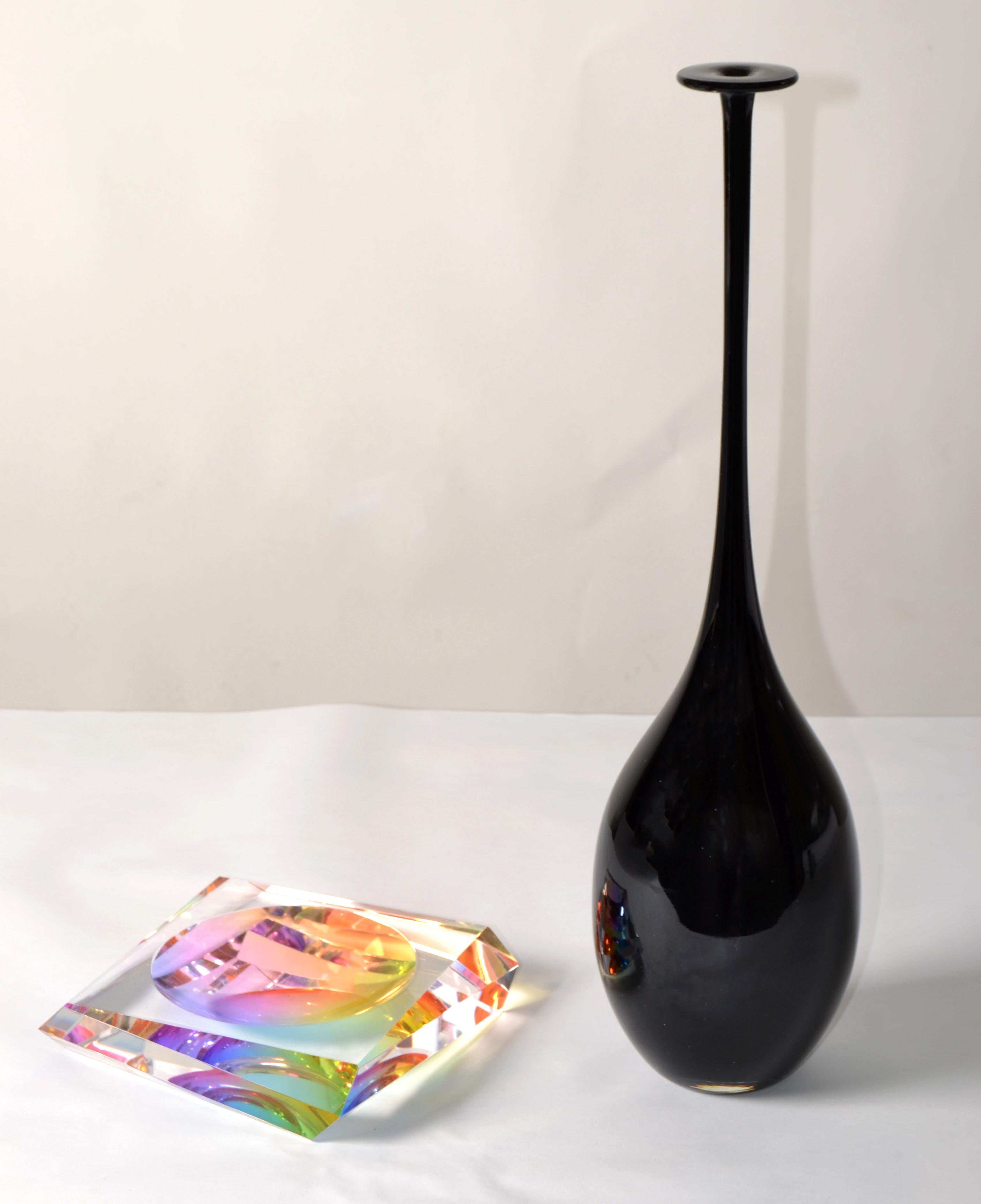 Italiano Vaso a bocciolo in vetro artistico soffiato blu scuro in stile Carlo Moretti, metà del secolo scorso. in vendita