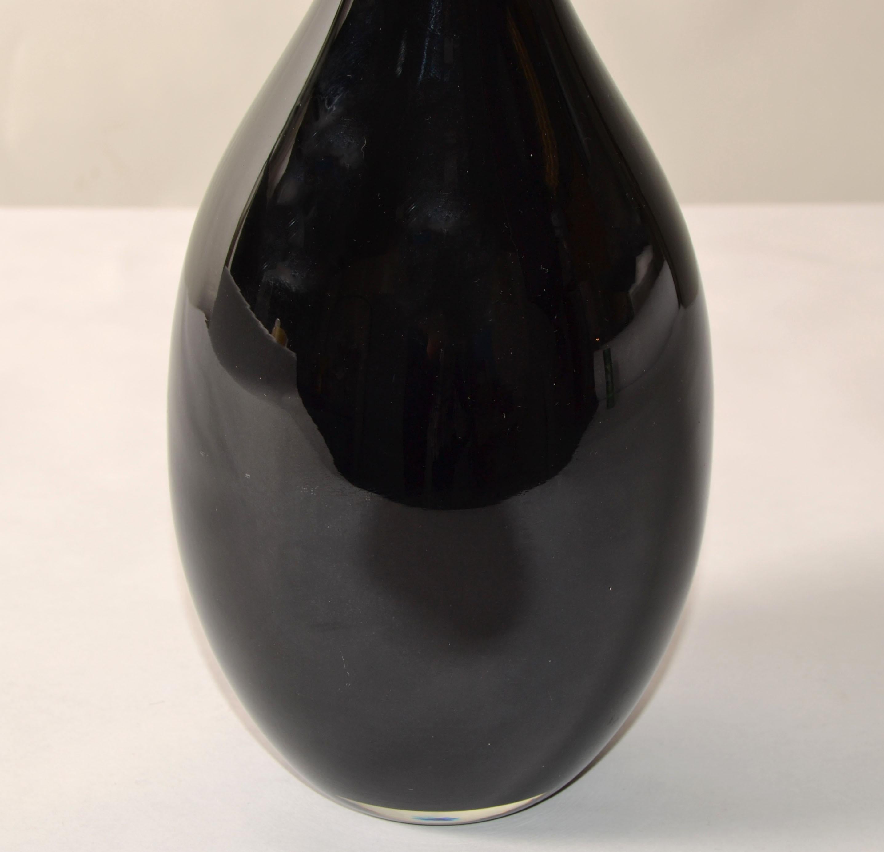 Fatto a mano Vaso a bocciolo in vetro artistico soffiato blu scuro in stile Carlo Moretti, metà del secolo scorso. in vendita