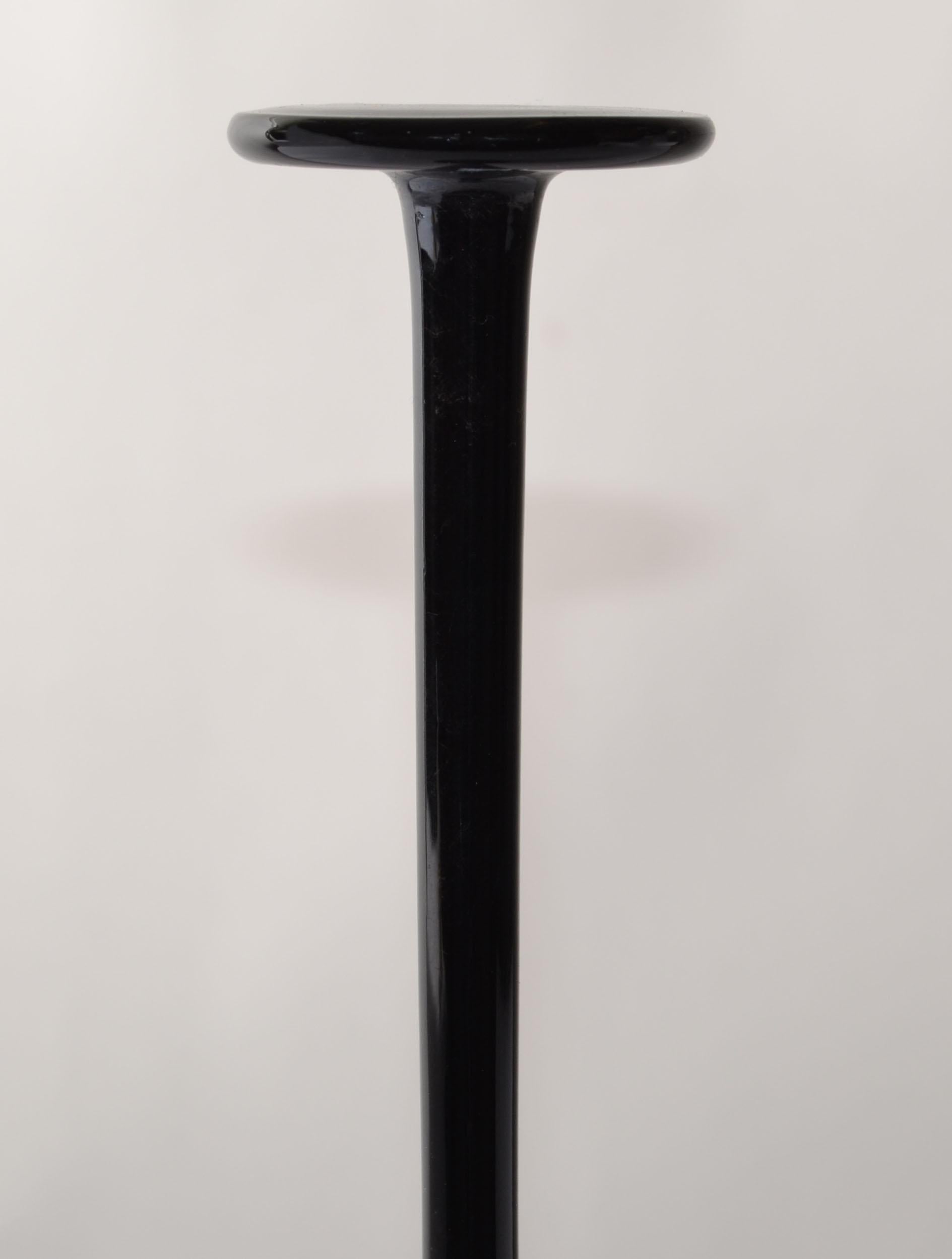 Vaso a bocciolo in vetro artistico soffiato blu scuro in stile Carlo Moretti, metà del secolo scorso. In condizioni buone in vendita a Miami, FL