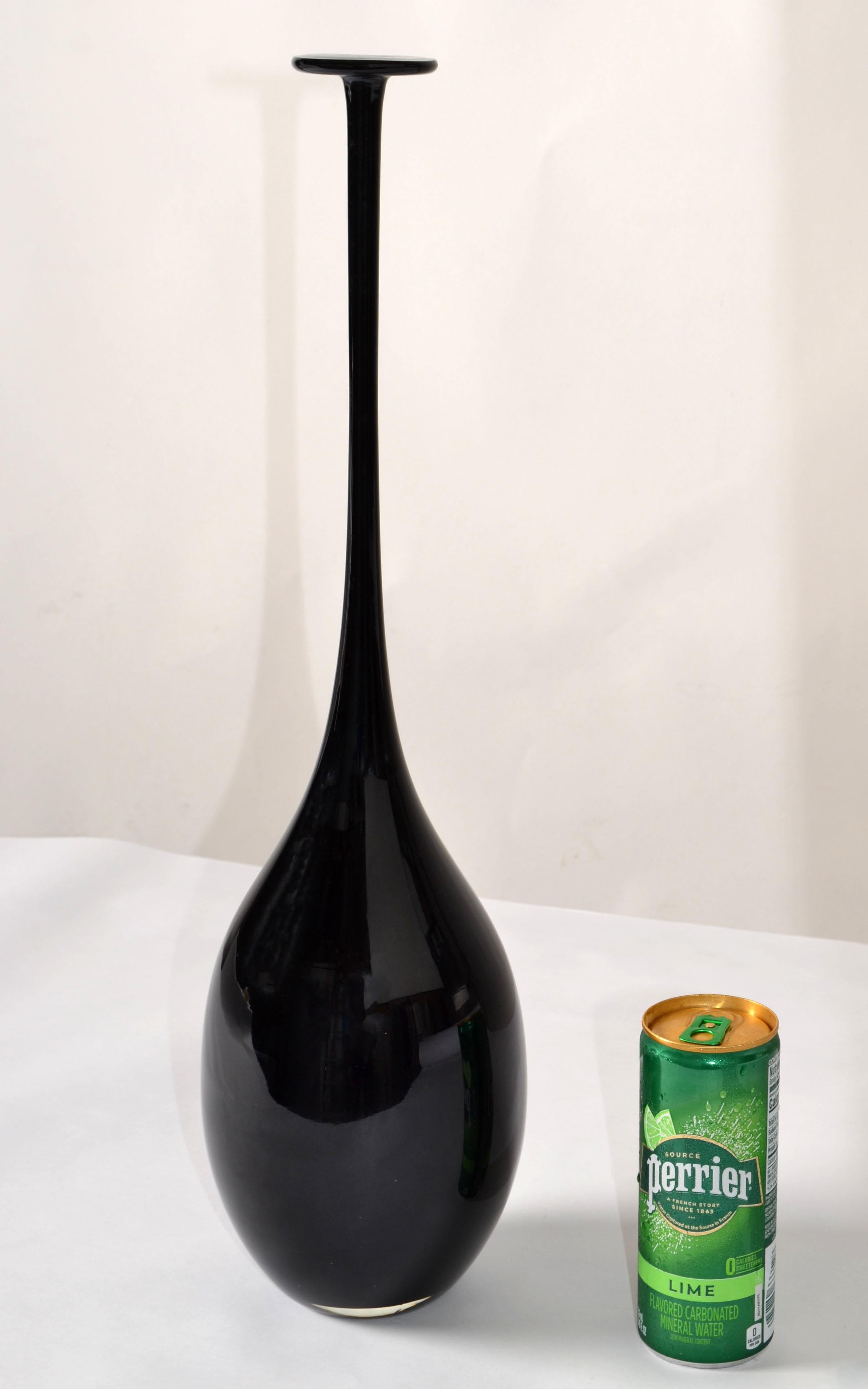 XX secolo Vaso a bocciolo in vetro artistico soffiato blu scuro in stile Carlo Moretti, metà del secolo scorso. in vendita