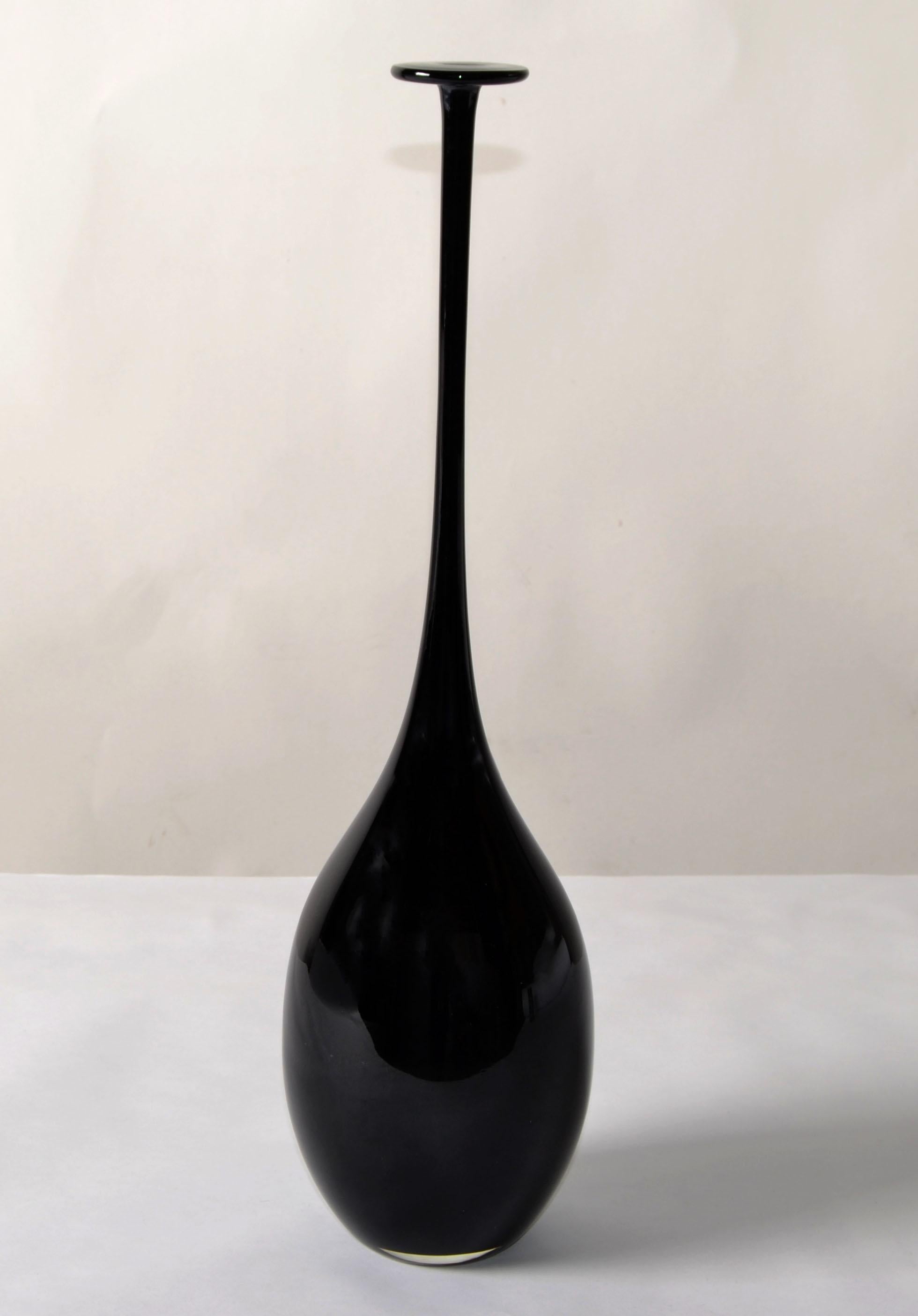 Vetro soffiato Vaso a bocciolo in vetro artistico soffiato blu scuro in stile Carlo Moretti, metà del secolo scorso. in vendita