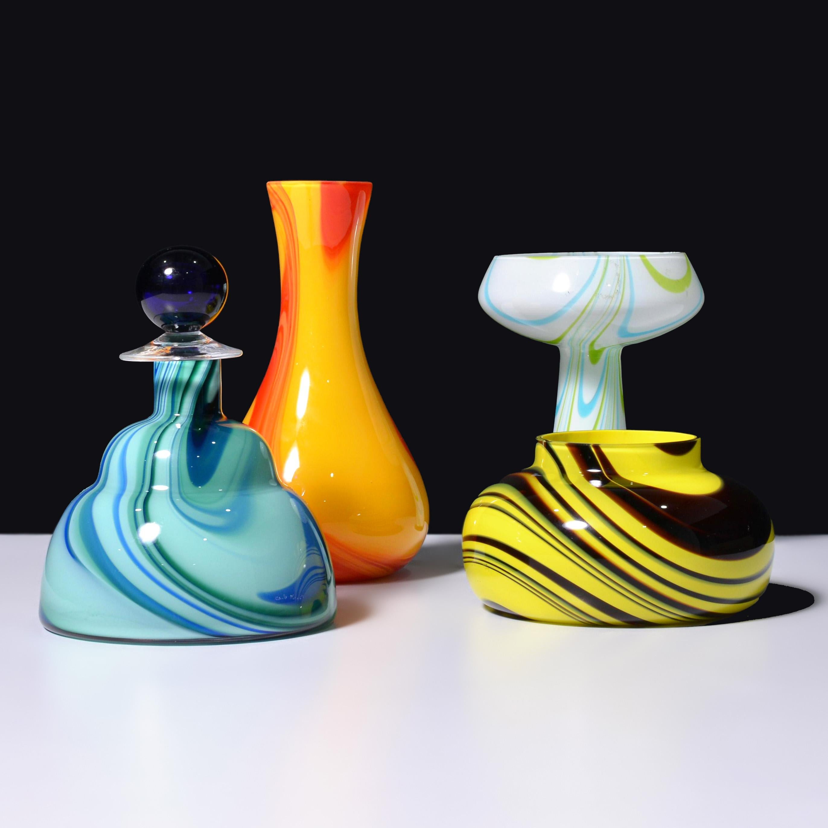 Artista/Designer; Produttore: Carlo Moretti (italiano, nato nel 1934)
Marchio/i; note: Etichetta Moretti (3)
Materiali: vetro
Dimensioni (H, L, P): il più grande: 8.75 