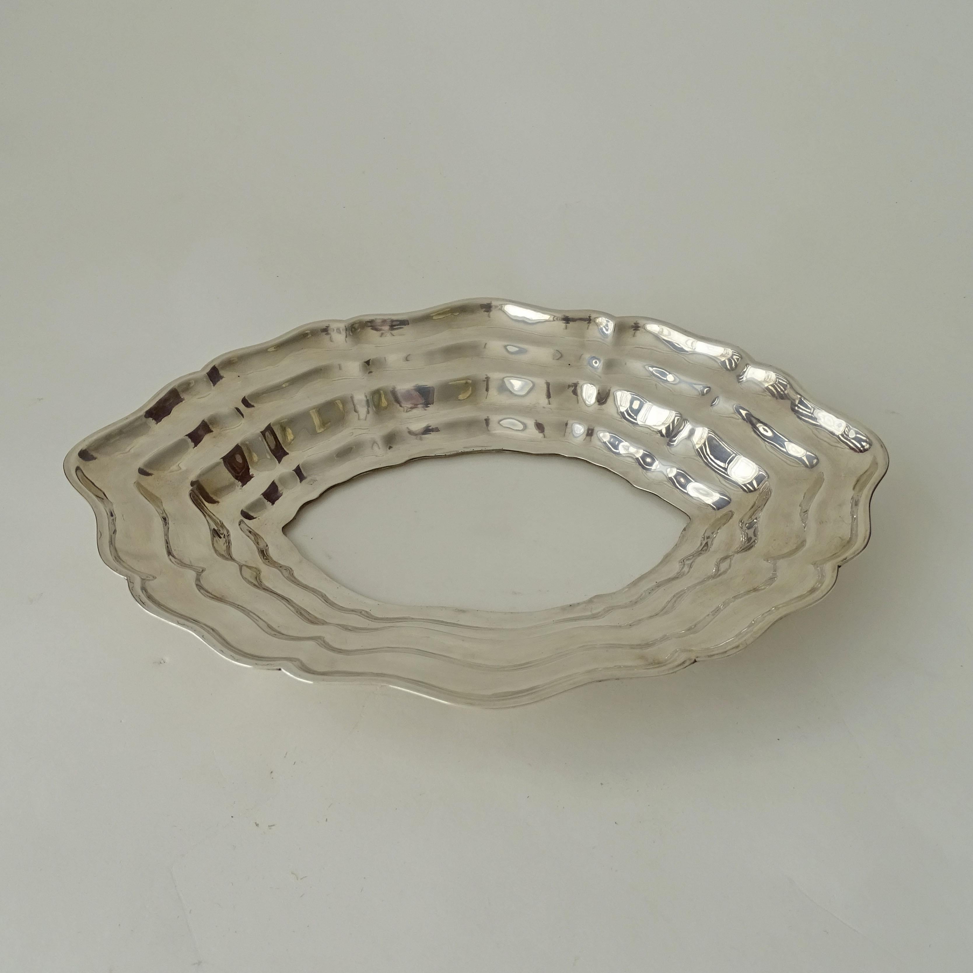 Carlo Mozzoni Milano Tafelaufsatz aus Silberblech und Glas, Italien 1970er Jahre (Moderne der Mitte des Jahrhunderts) im Angebot