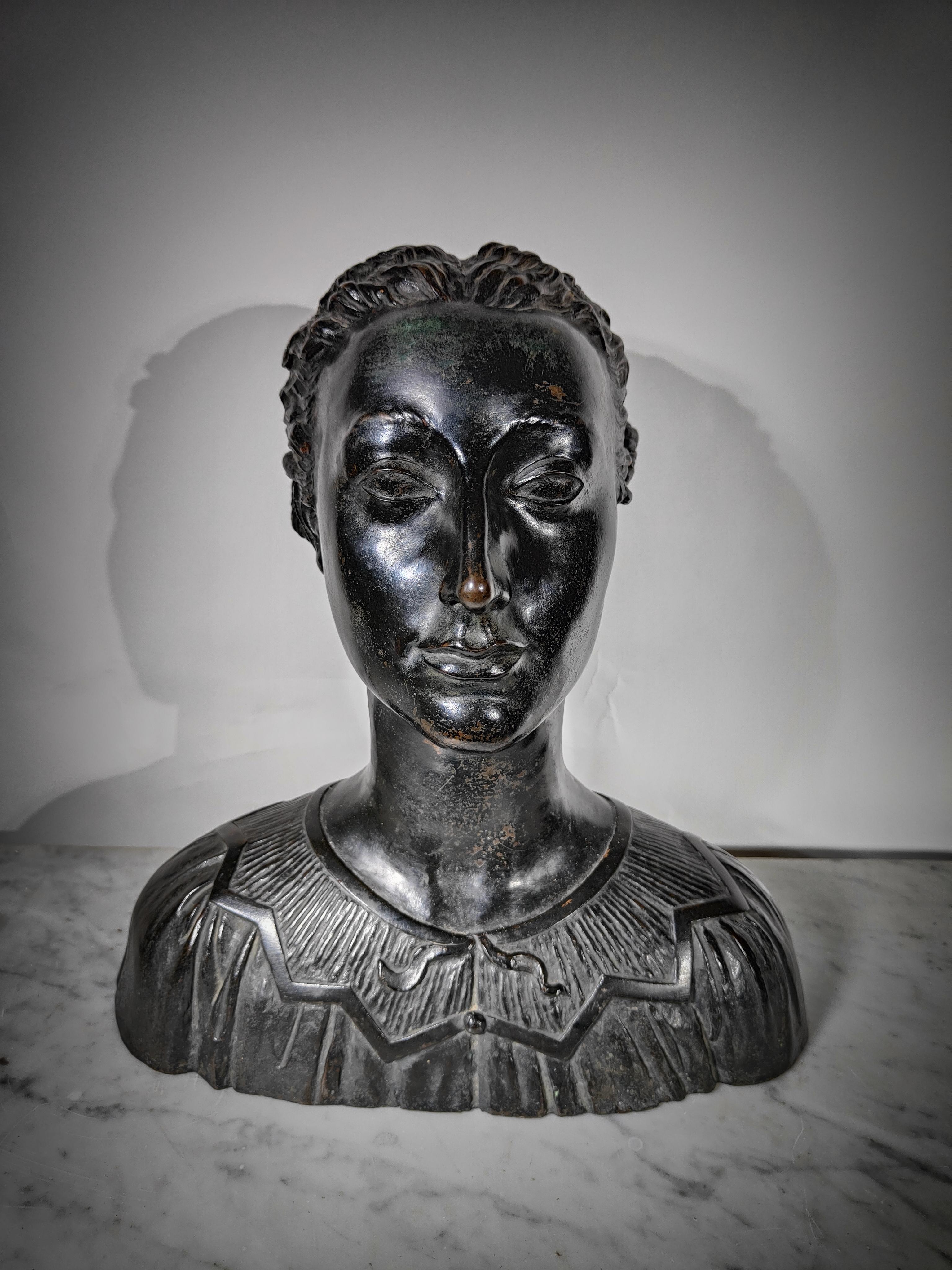 Sehr seltene Büste des italienischen Bildhauers Enrico Parnigotto.
Die Büste stellt eine Frau mit hochgesteckten Haaren dar, die an ihren eigenen ursprünglichen Stil vom Anfang des 20. Jahrhunderts erinnert. (DENKEN SIE AN EINEN HAUCH VON