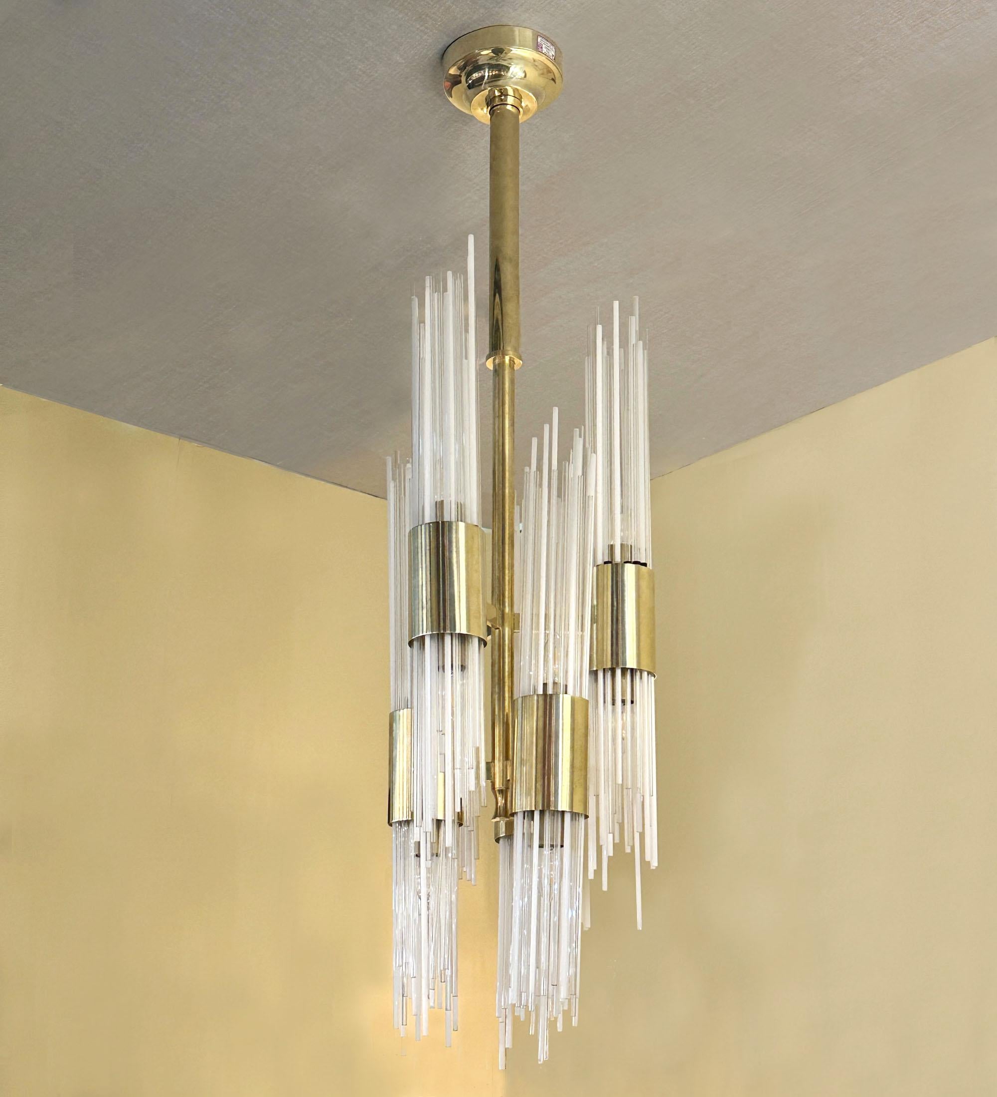 Seltener Kronleuchter mit markanter Fontäne aus Glassträngen auf einem Messingrahmen, zugeschrieben Carlo Nason, Italien 1960. Der Stiel trägt sechs zylindrische Messingringe, die jeweils eine Mischung aus klaren und opalfarbenen röhrenförmigen