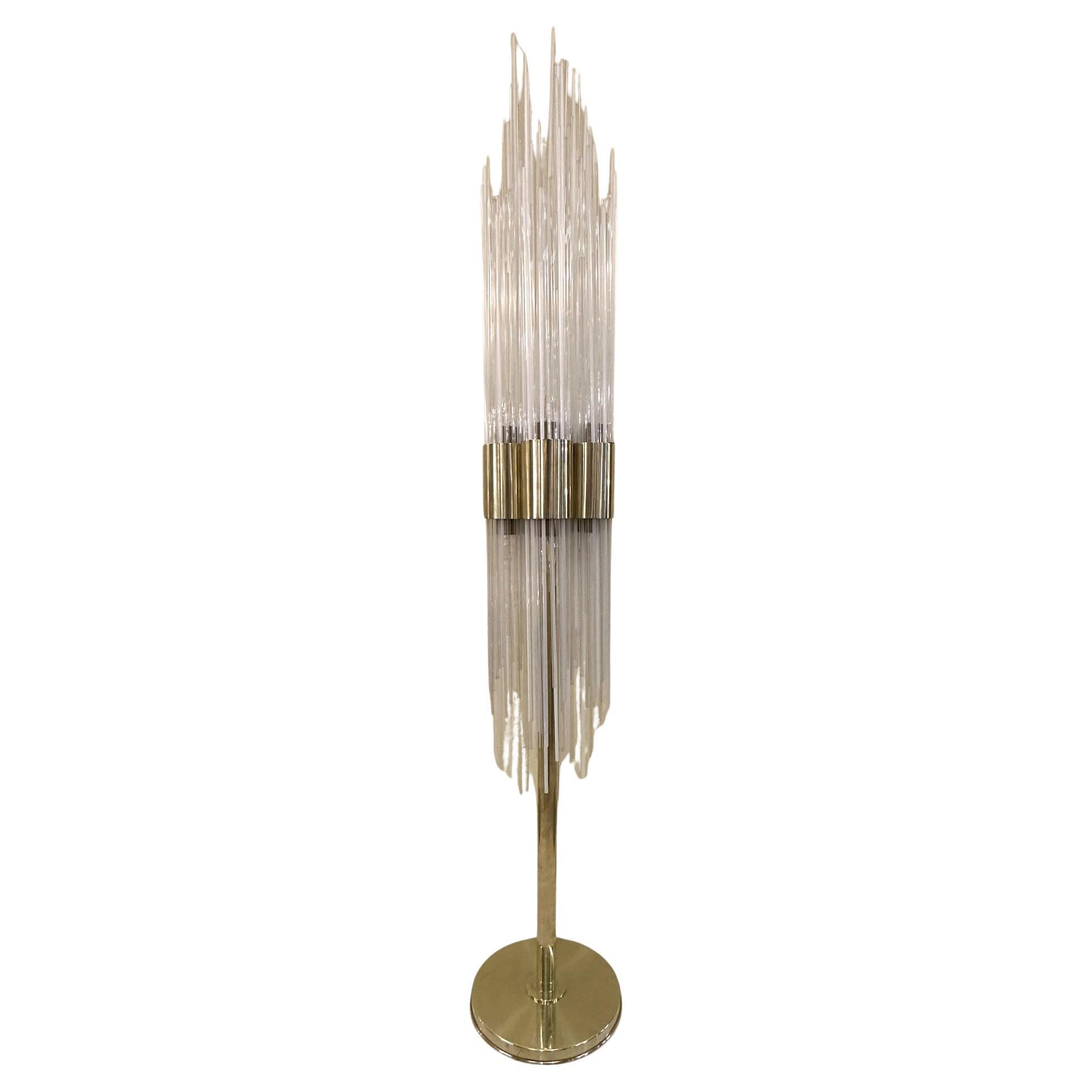 Rara lampada da terra con una caratteristica fontana di fili di vetro su una struttura in ottone attribuita a Carlo Nason, Italia 1960Lo stelo contiene cinque anelli di ottone a forma di cilindro, ognuno dei quali contiene un mix di fili di vetro