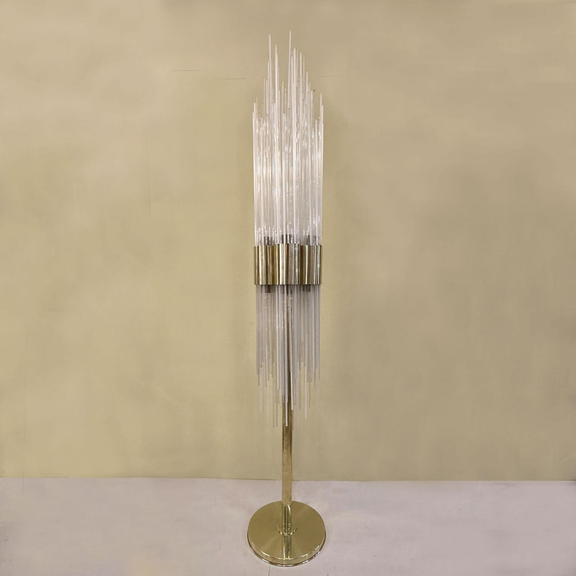 Mid-Century moderno Carlo Nason attributo Lampada da terra in ottone con fontana di fili di vetro Italia 1960 in vendita