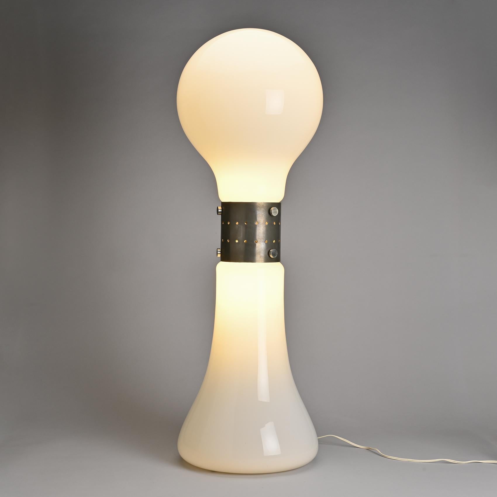 La lampada Birillo, realizzata da Carlo Nason, è un pezzo emblematico del design degli anni Settanta. Questa lampada racchiude l'estetica audace e innovativa della sua epoca, trasmettendo un senso di carattere e unicità a qualsiasi interno.

Si