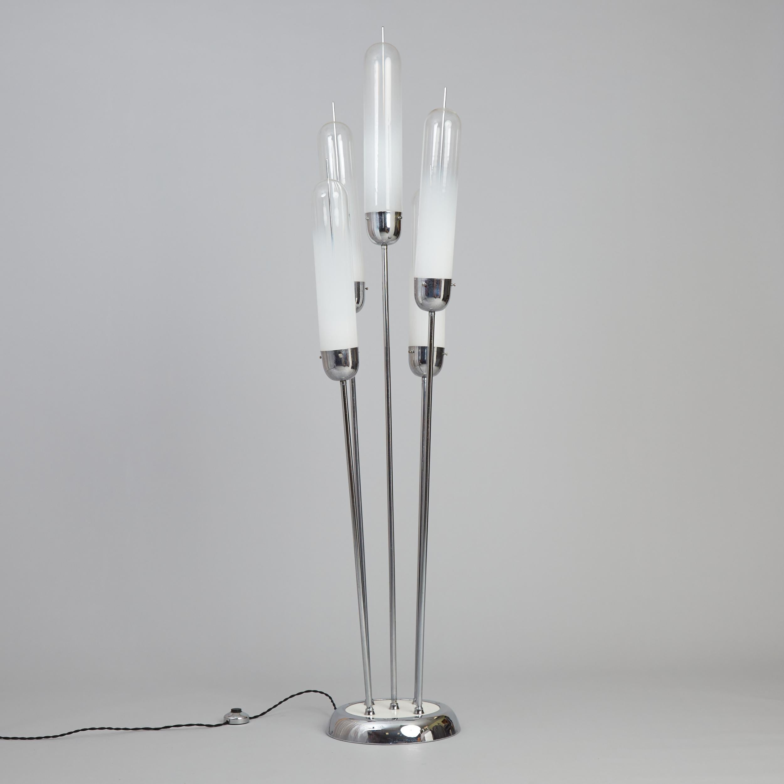 Lámpara de pie italiana del siglo XX diseñada por Carlo Nason para Mazzega.

Compuesta por cinco llamativas pantallas blancas de cristal soplado de Murano que se apoyan en tubos de acero inoxidable.

Italia, hacia la década de 1960.

El cableado