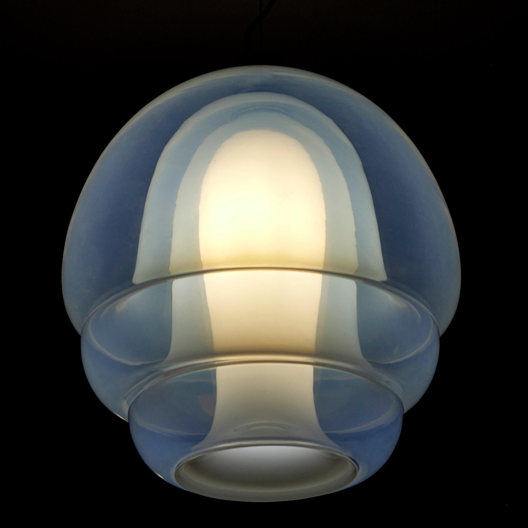 CARLO NASON (Born in 1935)
Chandelier LS134, circa 1969
Mazzega publisher
Blown blue glass and metal
H. 50 cm - D. 40 cm