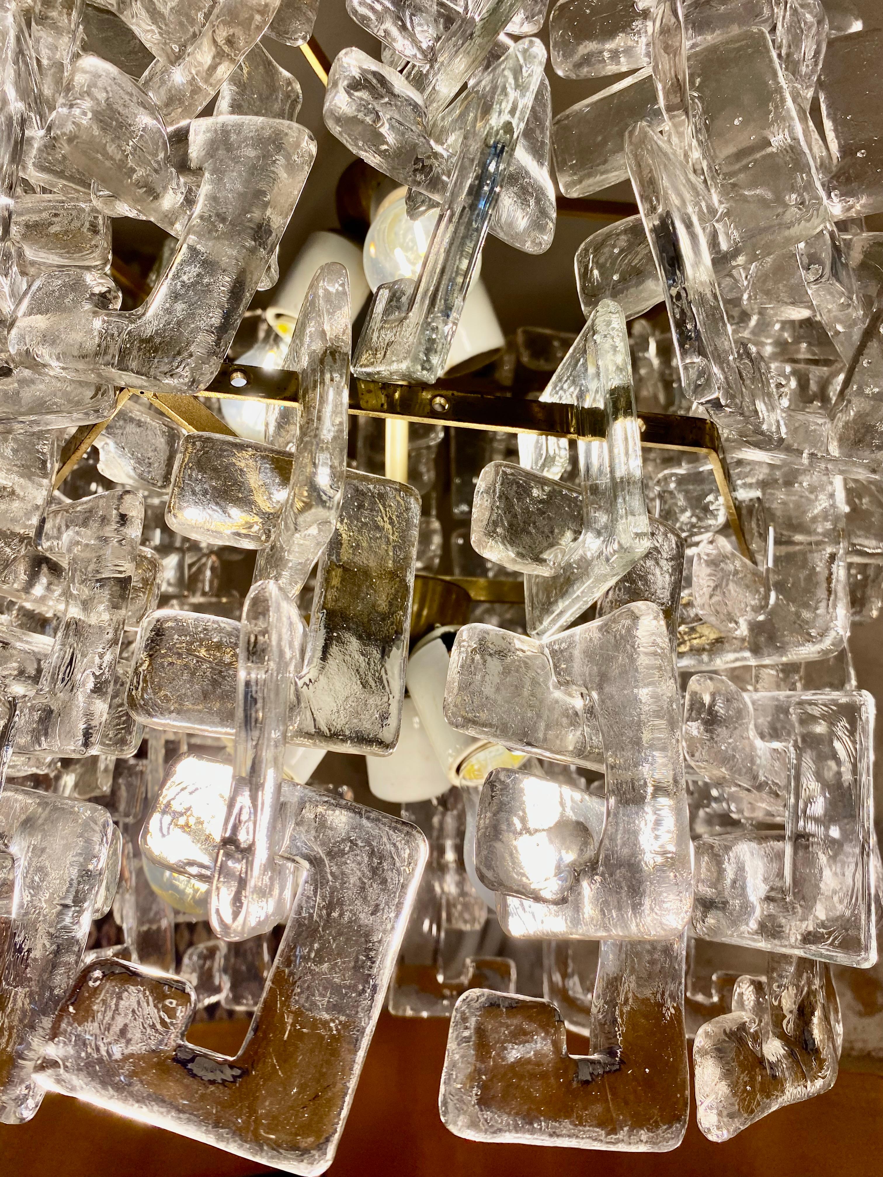 Lustre Carlo nason by mazzega , modèle unique en taille XXL. verre de
Murano en verre dépoli Design. Modèle très rare de verre avec une structure en laiton. Une lampe emblématique du design italien, un élément unique pour une atmosphère de grand