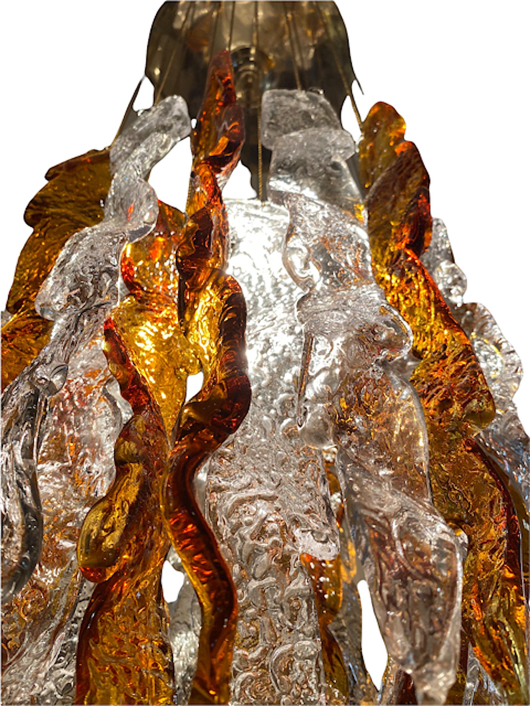 Eccezionale pendente a cascata in vetro di Murano di grandi dimensioni, circa 40 cm, con struttura in oro dorato. Il design e la qualità del vetro rendono questo pezzo il migliore del design italiano.
Questo ciondolo a cascata unico di Carlo Nason