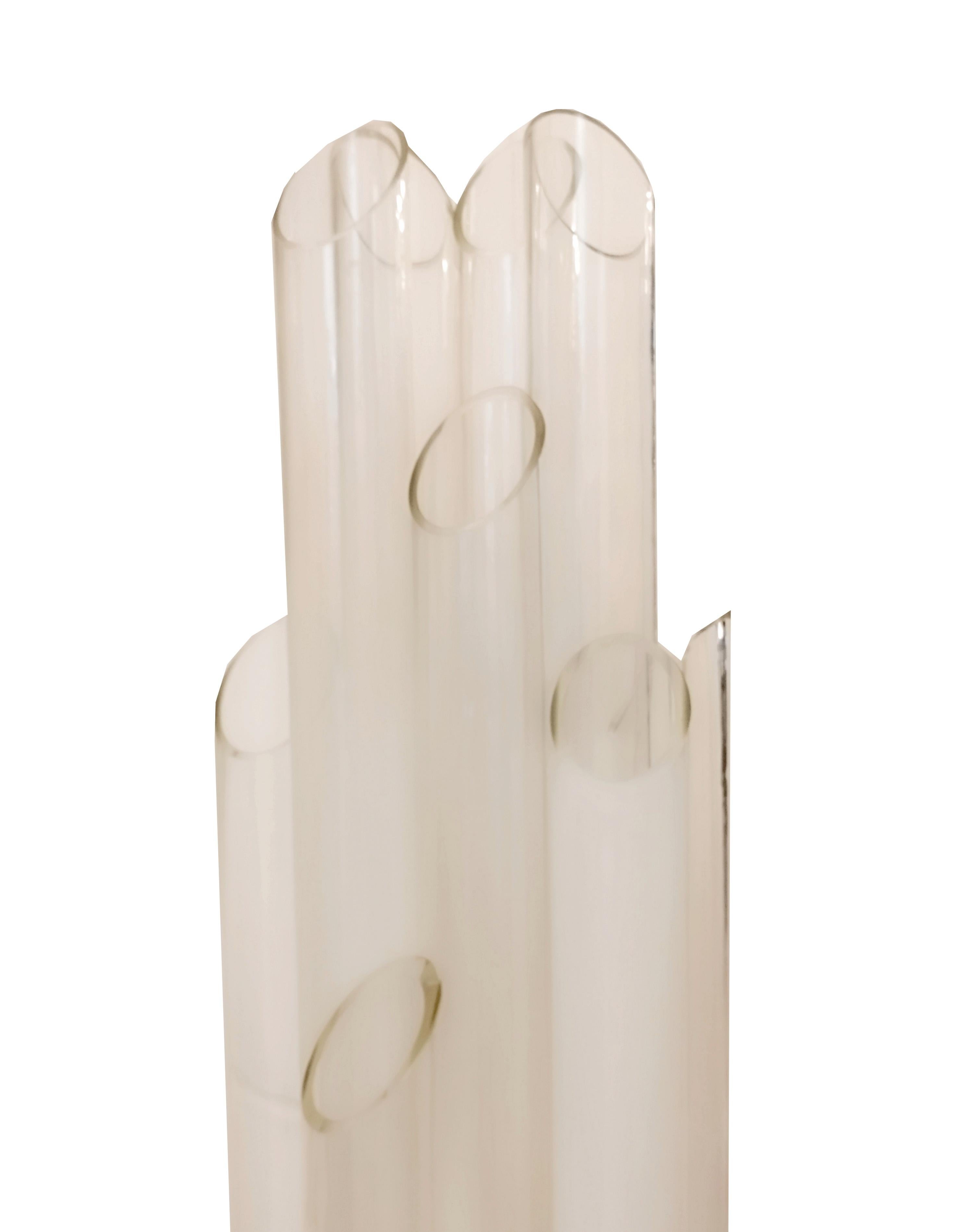 Cet élégant lampadaire, fabriqué dans les années 1970 en Italie, a été conçu par Carlo Nason pour Mazzega. Elle est réalisée en métal chromé et comporte 9 points lumineux reposant sur des pieds de forme circulaire, avec des abat-jours en verre de