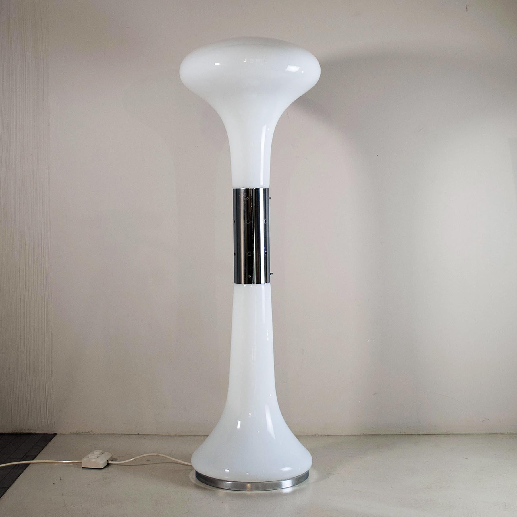 Lampadaire mod LT 220 par Carlo Nason pour A.V. Mazzega 1970.
Dans le panorama international du 