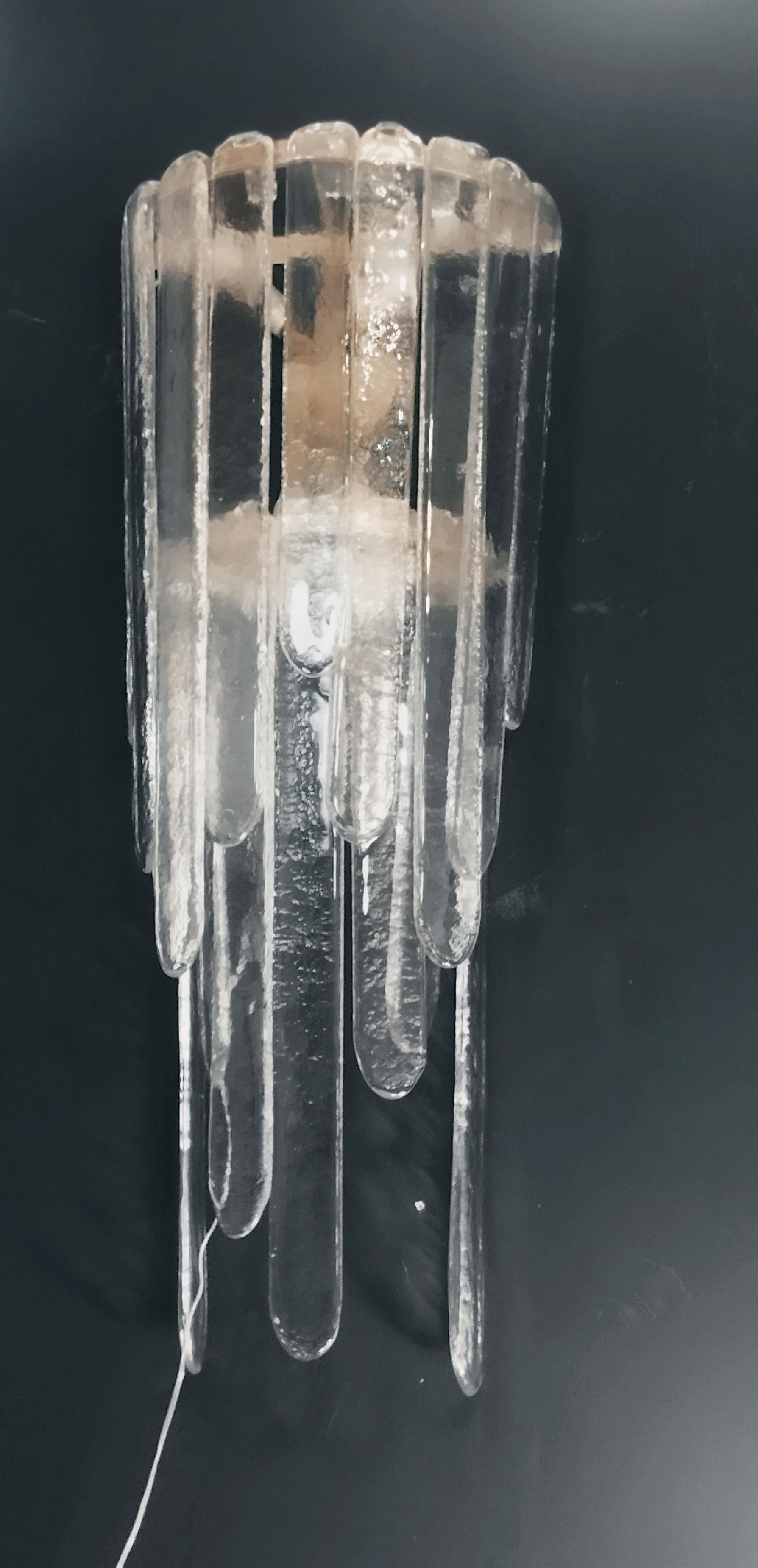 Lámpara de pared modelo Cascata Ls 151 de cristal de Murano diseñada por Carlo Nason en la década de 1960 para la empresa Mazzega. Una línea de lámparas de diseño moderno, cascadas de láminas de cristal realizadas con la famosa técnica de la 