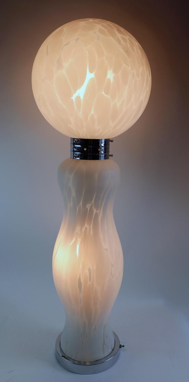 Importante lampe italienne conçue par Carlo Nason pour Mazzega. Le sommet en forme de boule repose sur un chrome brillant, qui s'attache à l'élégante base allongée. Chaque section peut être éclairée indépendamment, ou les deux peuvent être allumées