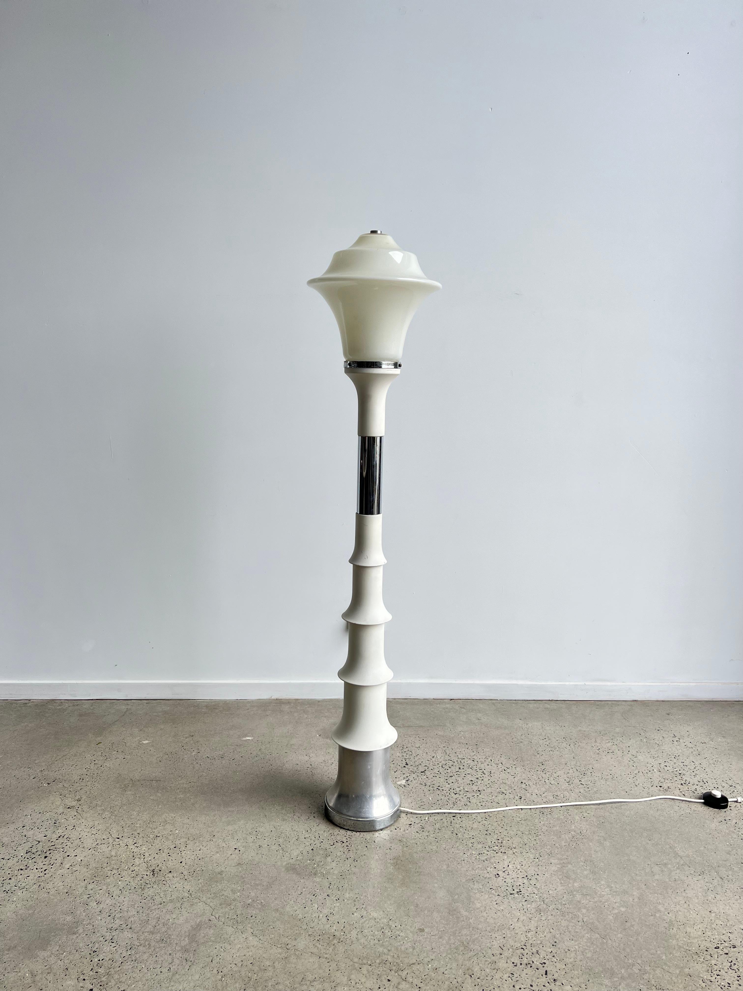 Timeless floor lamp by Carlo Nason for Mazzega.

Beautiful space age white colour with a white opaline glass. The entire lamp is made out of glass with chromed centre pieces.

Good condition, tested and ready to use.
 