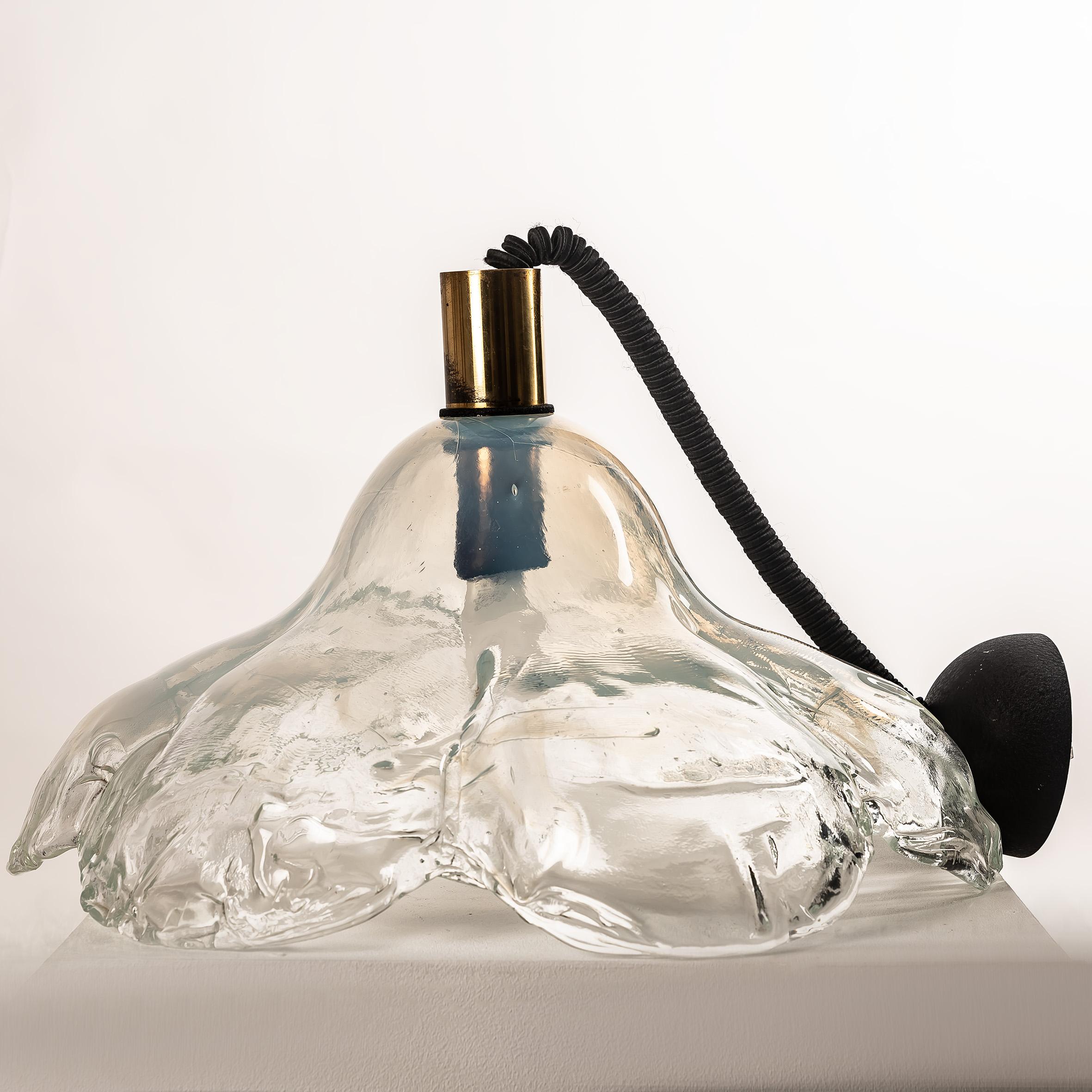 ciondolo di Murano, design di Carlo Nason per A.V. Mazzega, circa anni '70.
Il paralume scultoreo e di grandi dimensioni è soffiato a bocca libera in cristallo spesso con lobi dolcemente ondulati, che evocano un fiore in fiore. Le tracce di