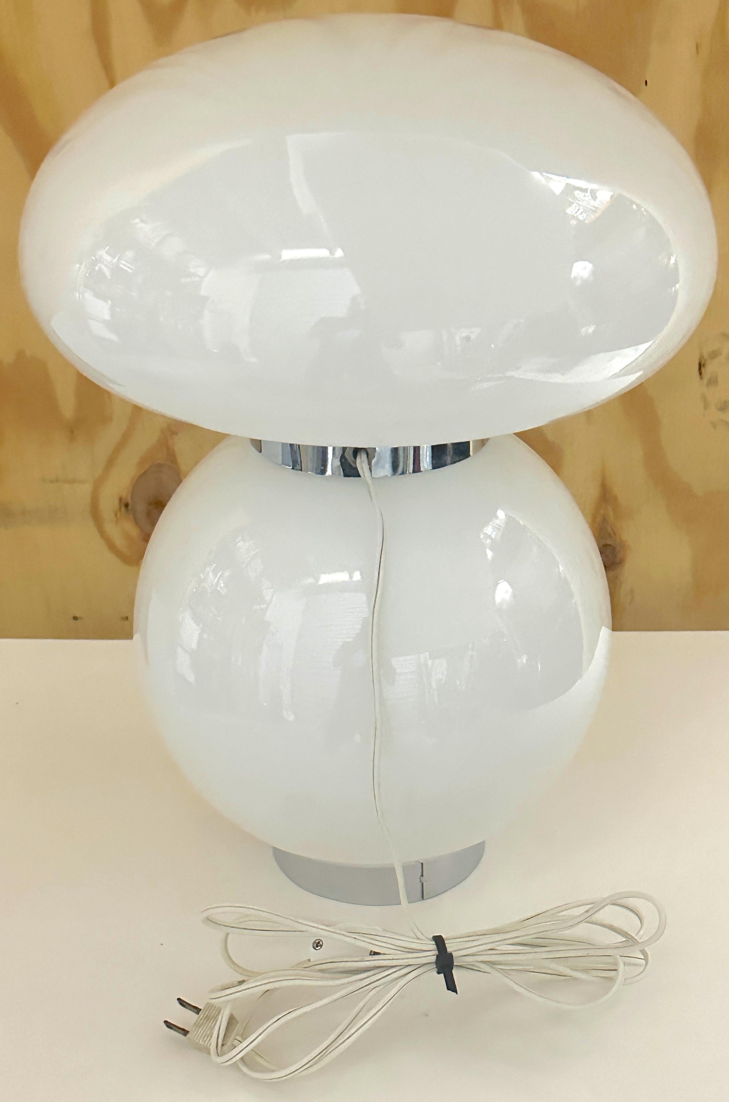 italien Carlo Nason for Mazzega, Mod White Murano Glass & Chrome Mushroom Lamp en vente