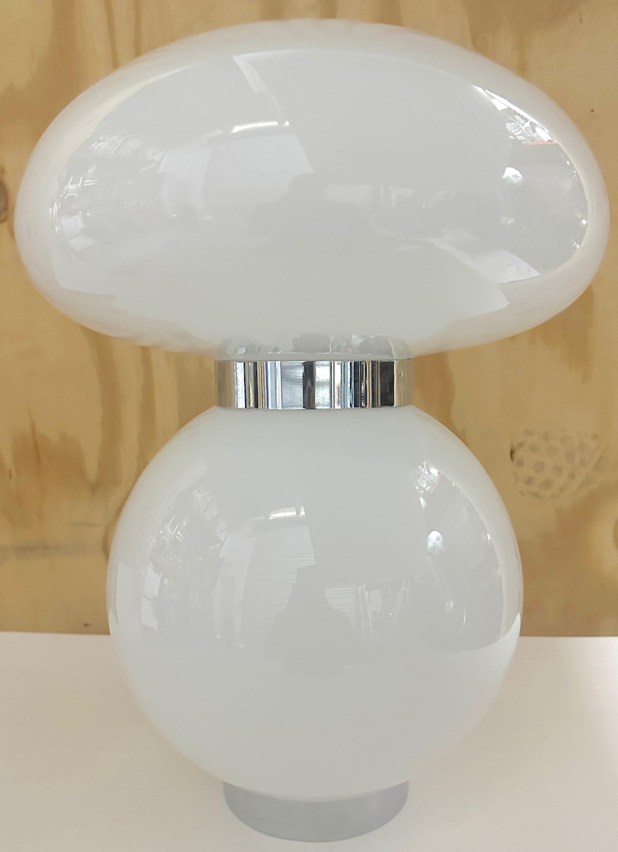 Carlo Nason for Mazzega, Mod White Murano Glass & Chrome Mushroom Lamp In Good Condition For Sale In West Palm Beach, FL